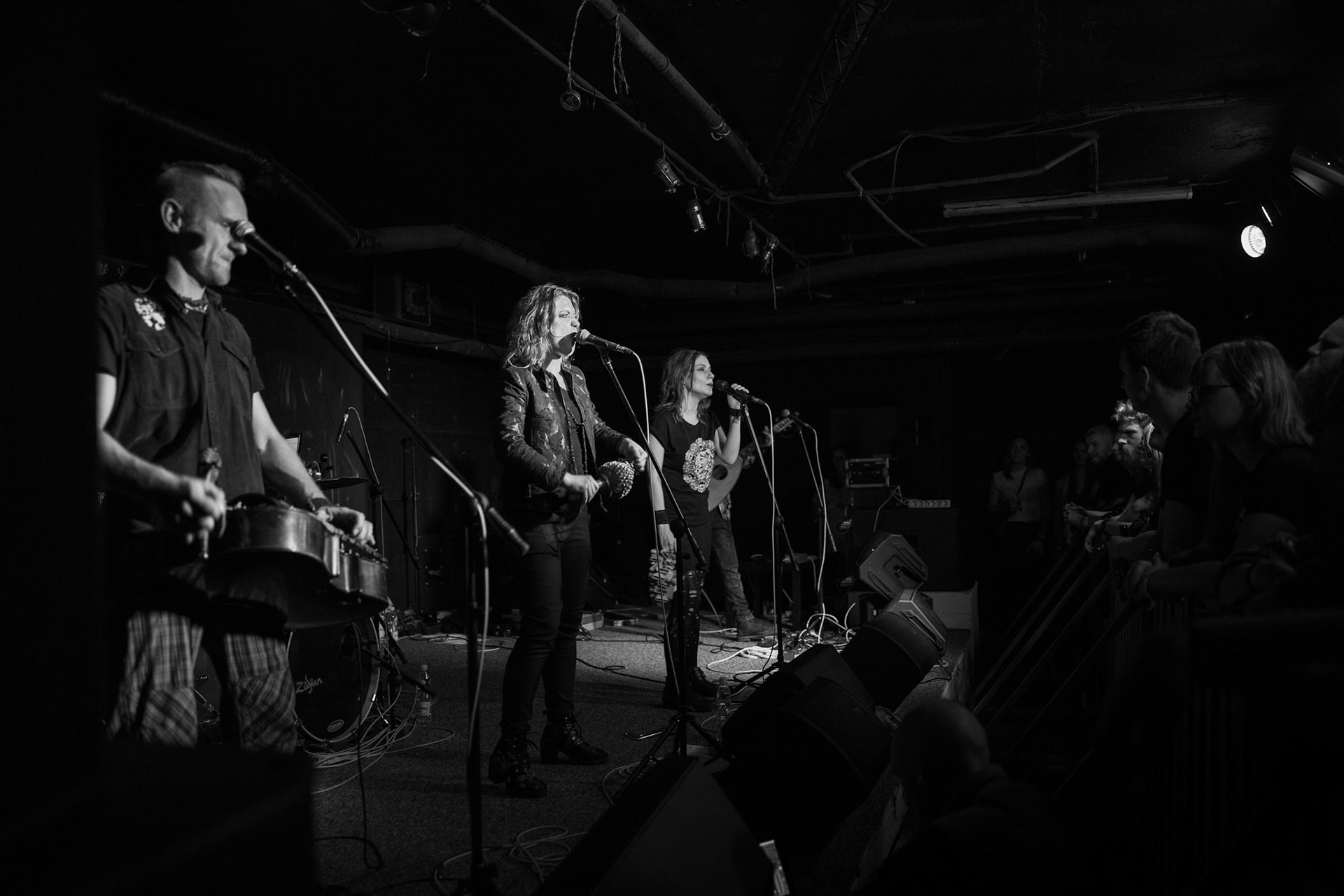 Żywiołak - biometal, folk, ethno sound,
Robert Jaworski - fidel renesansowa, wokal, lira korbowa,
Kamil Strzyżewski - gitara basowa, lutnia,
Wiktoria Kwiatkowska - śpiew, 
Zuza Ciszewska - śpiew, skrzypce,
Michał Lange - perkusja,
Szyszka Leśna - skrzypce ,wokal wspomagający,
Warszawa, klub Potok Drugi Dom Ludzi Rocka,
fot. Andrzej kaziq Wasilkiewicz