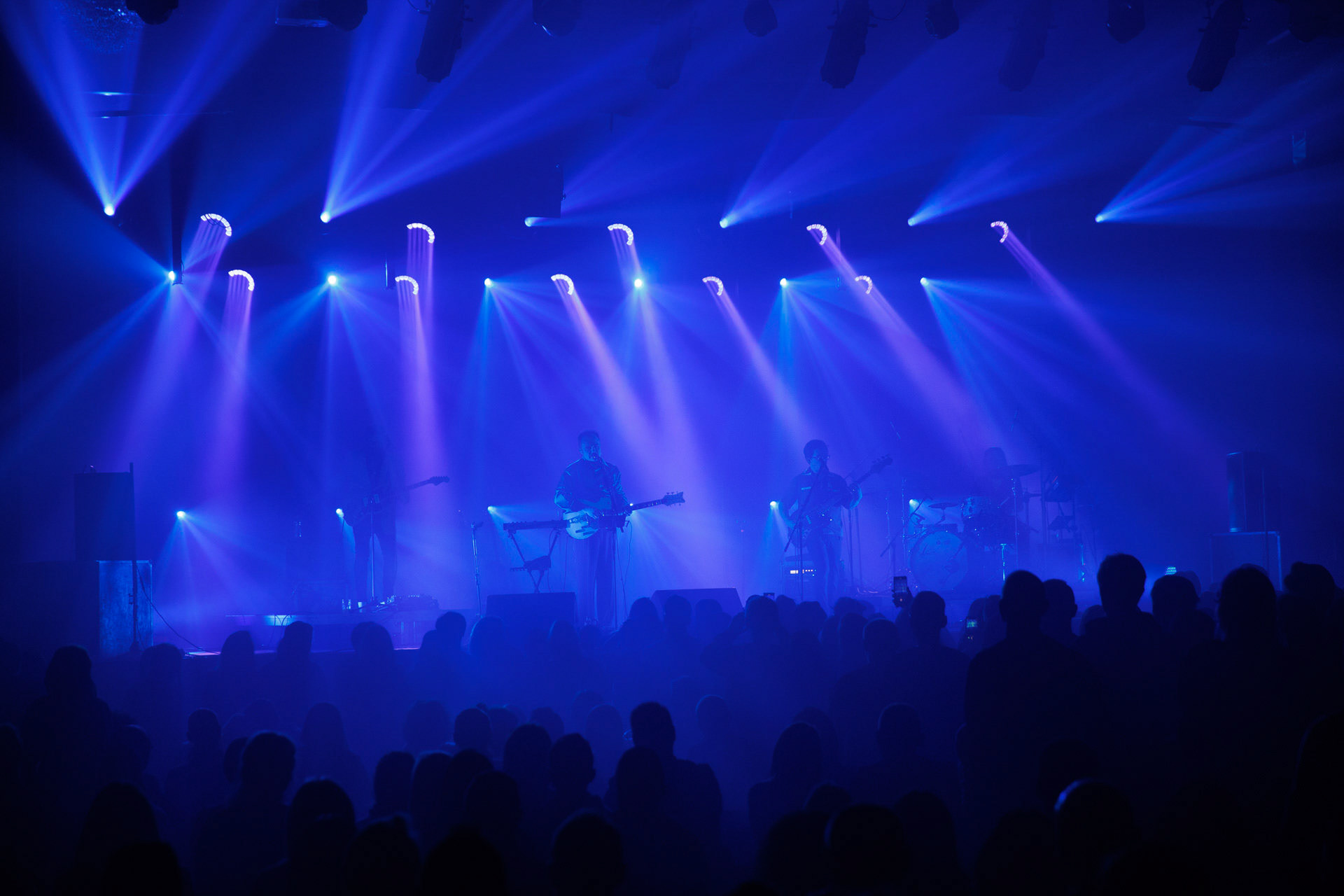 18.12.2021 Karas Rogucki - koncert klub Stodoła - Warszawan/z Piotr Rogucki - wokal gitara,n/z Kuba Karas - wokal bass,n/z Wiktoria Jakubowska - perkusja,n/z Kamil Holden Kryszak - gitara,Alternatywny pop, Kayax, Ostatni bastion romantyzmu, fot. Andrzej Wasilkiewicz/Reporter