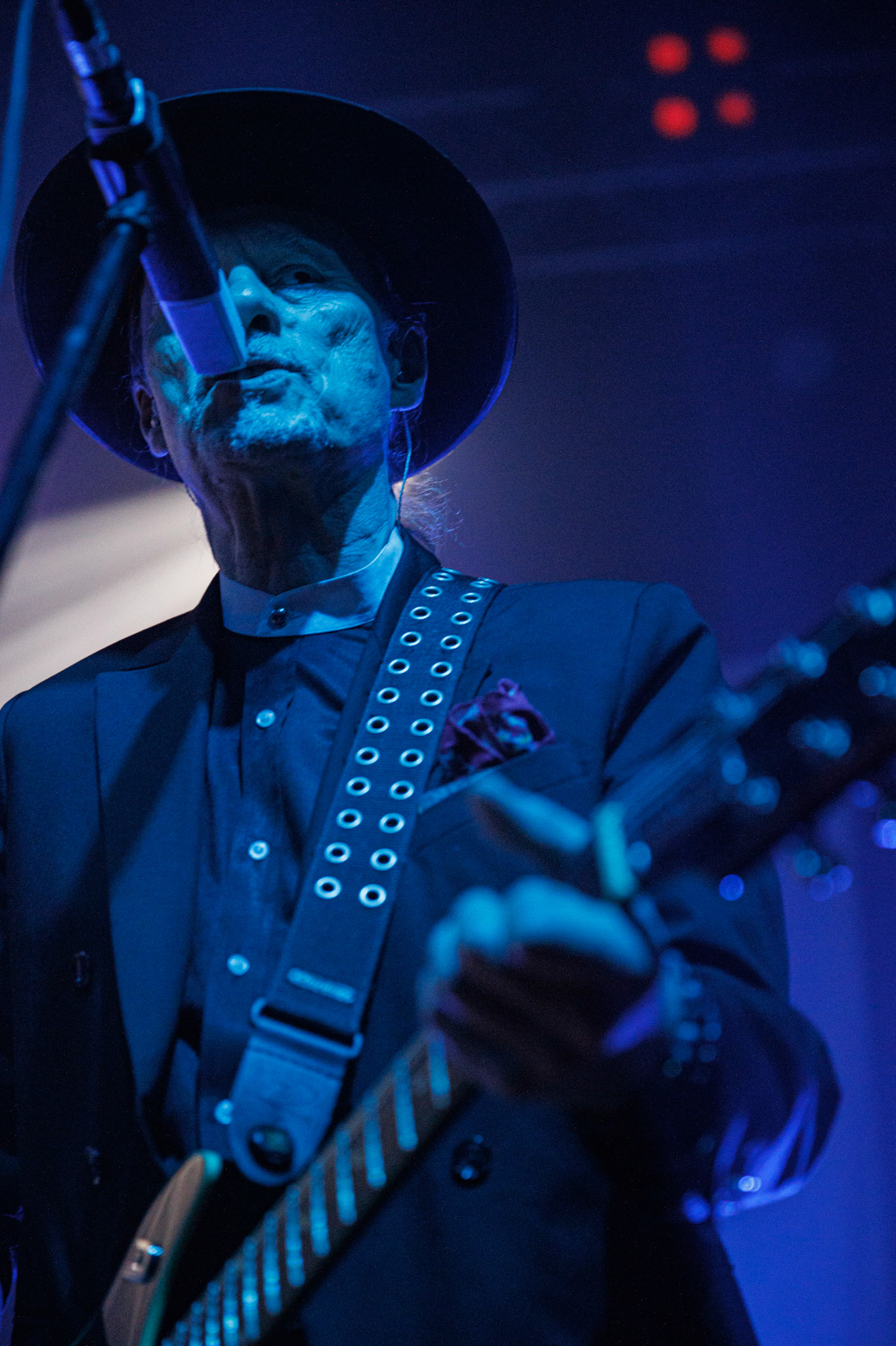 22.01.2022 koncert Me And That Man w Warszawie,Klub Progresja,n/z John Porter - gitara, wokal, Nergal znany jest z szerokich horyzontow muzycznych. Lider Behemoth nigdy nie kryl swojej sympatii do lzejszej, klimatycznej muzyki, spod znaku country, folku, bluesa. Dowodem jest zespol Me And That Man.Fot. Andrzej Wasilkiewicz/Reporter