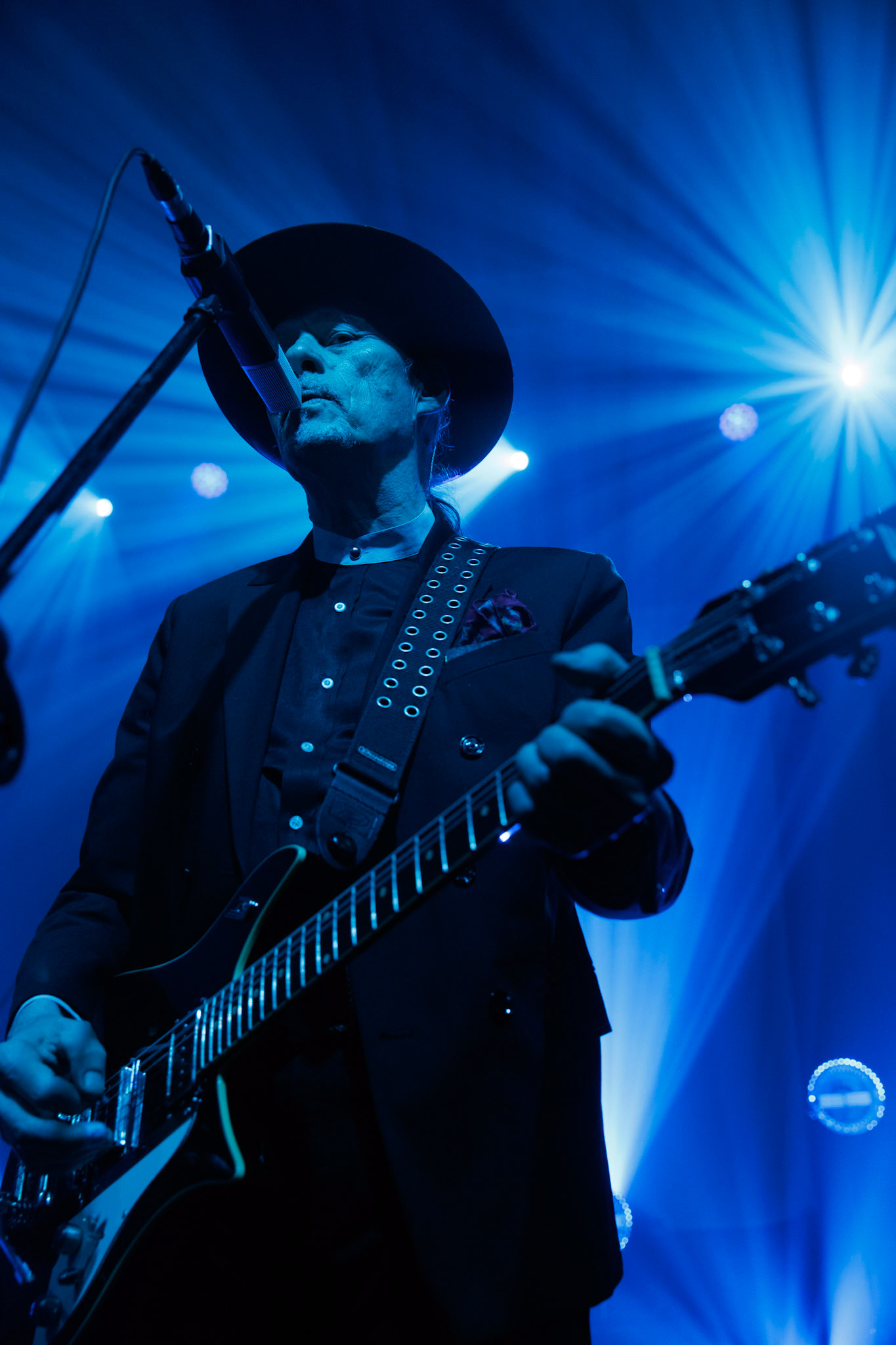 22.01.2022 koncert Me And That Man w Warszawie,Klub Progresja,n/z John Porter - gitara, wokal, Nergal znany jest z szerokich horyzontow muzycznych. Lider Behemoth nigdy nie kryl swojej sympatii do lzejszej, klimatycznej muzyki, spod znaku country, folku, bluesa. Dowodem jest zespol Me And That Man.Fot. Andrzej Wasilkiewicz/Reporter