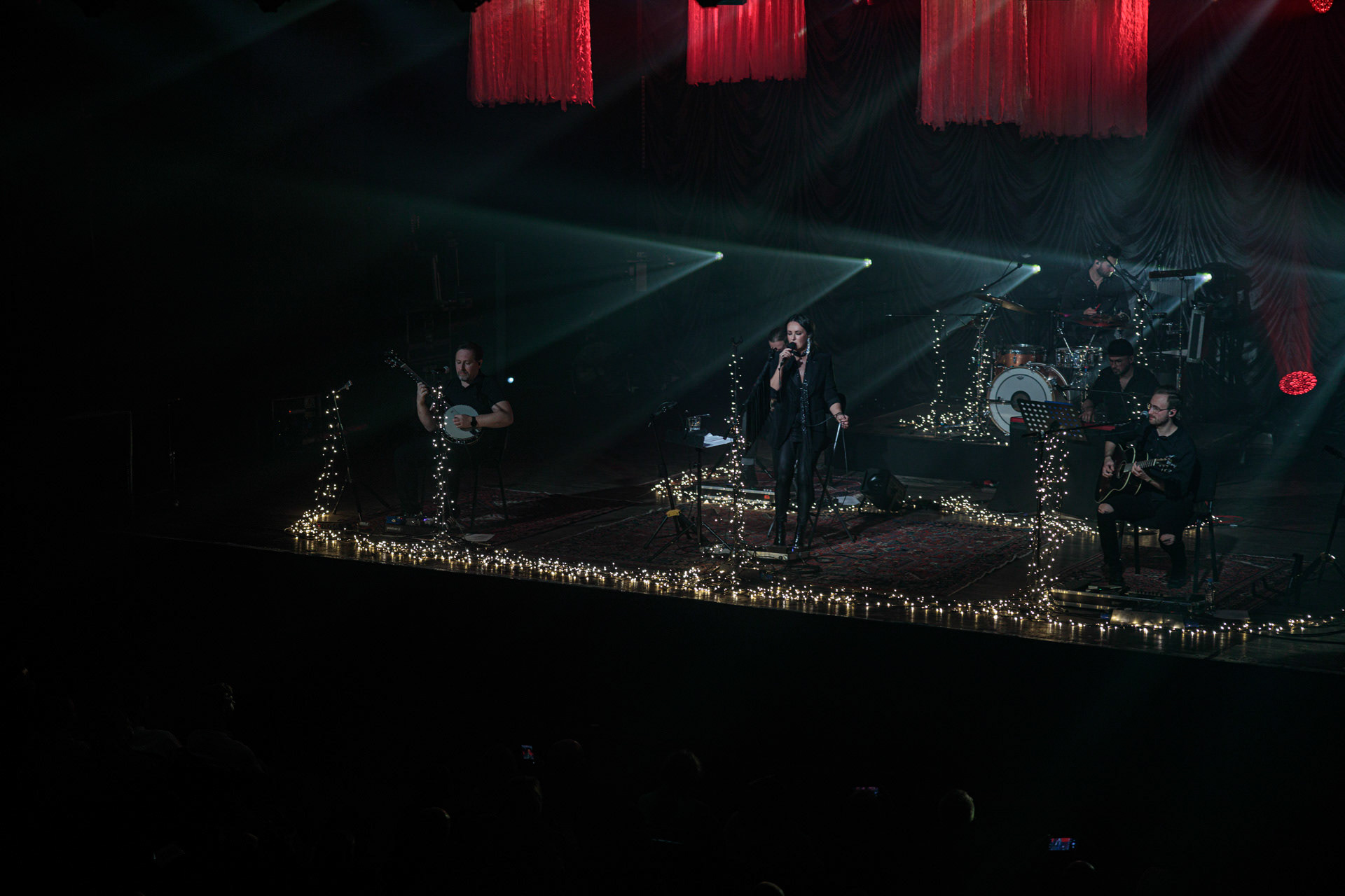 5.12.2021 Kasia Kowalska akustycznie w Klubie Stodola.n/z Kasia Kowalska - wokal,n/z Jerzy Runowski - gitara,n/z Pawel Grudniak - bass,n/z Marcin Karel - gitara,n/z Barek Pawlus - perkusja,Rock, rock progresywny, rock alternatywny, polski rock, pop-rock.fot. Andrzej Wasilkiewicz/Reporter