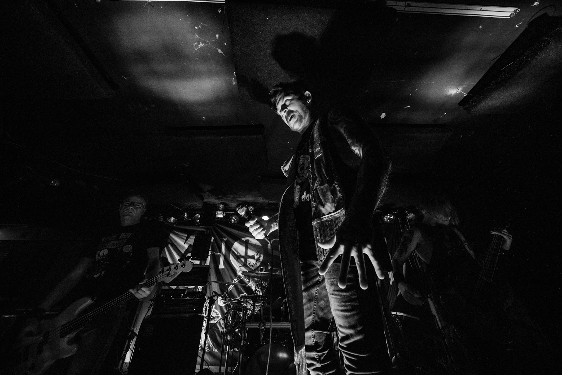 Hostia koncert w Warszawie, trasa Innowiercy Tour 2019
death, grind, groove,
vocals - St Sixtus
guitars - St Anacletus
drums - St Evaristus
bass - St Xyxtus
Knock Out Productions
fot. Andrzej Wasilkiewicz/REPORTER