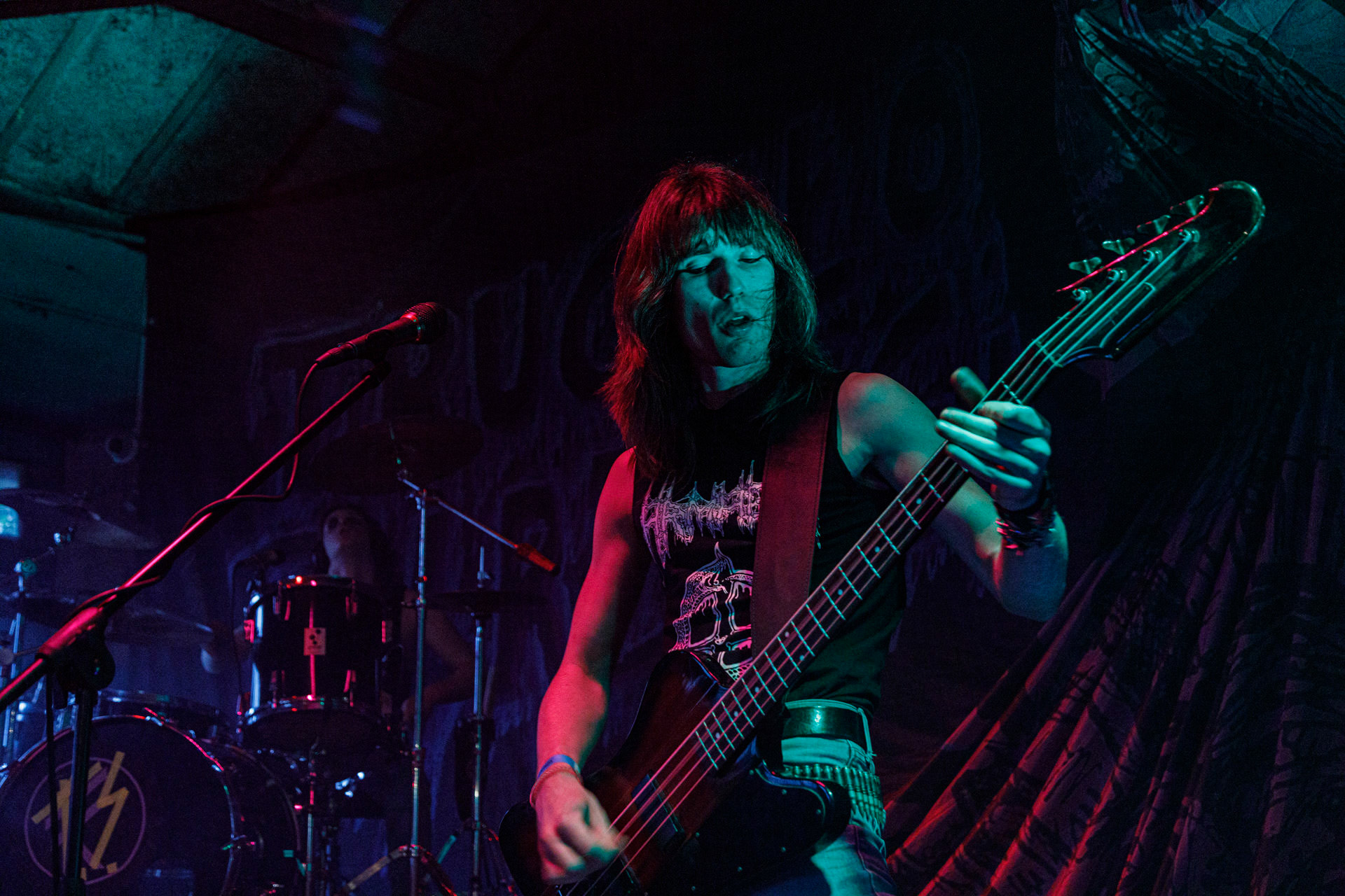 WIELKI MROK (mistyczny black, czarny punk)w składzie:Piącha - bas Czacha - perkusja Szrama - gitara i wokalLokalni wyjadacze od tanich gitar. Maanam dla fanów TANK. Watain dla fanów Budki Suflera. Piją, palą, konia walą i mają w dupie. Czyli tak jak my wszyscy.Produkcja Left Hand Soundsfot. Andrzej Wasilkiewicz/kaziq.com