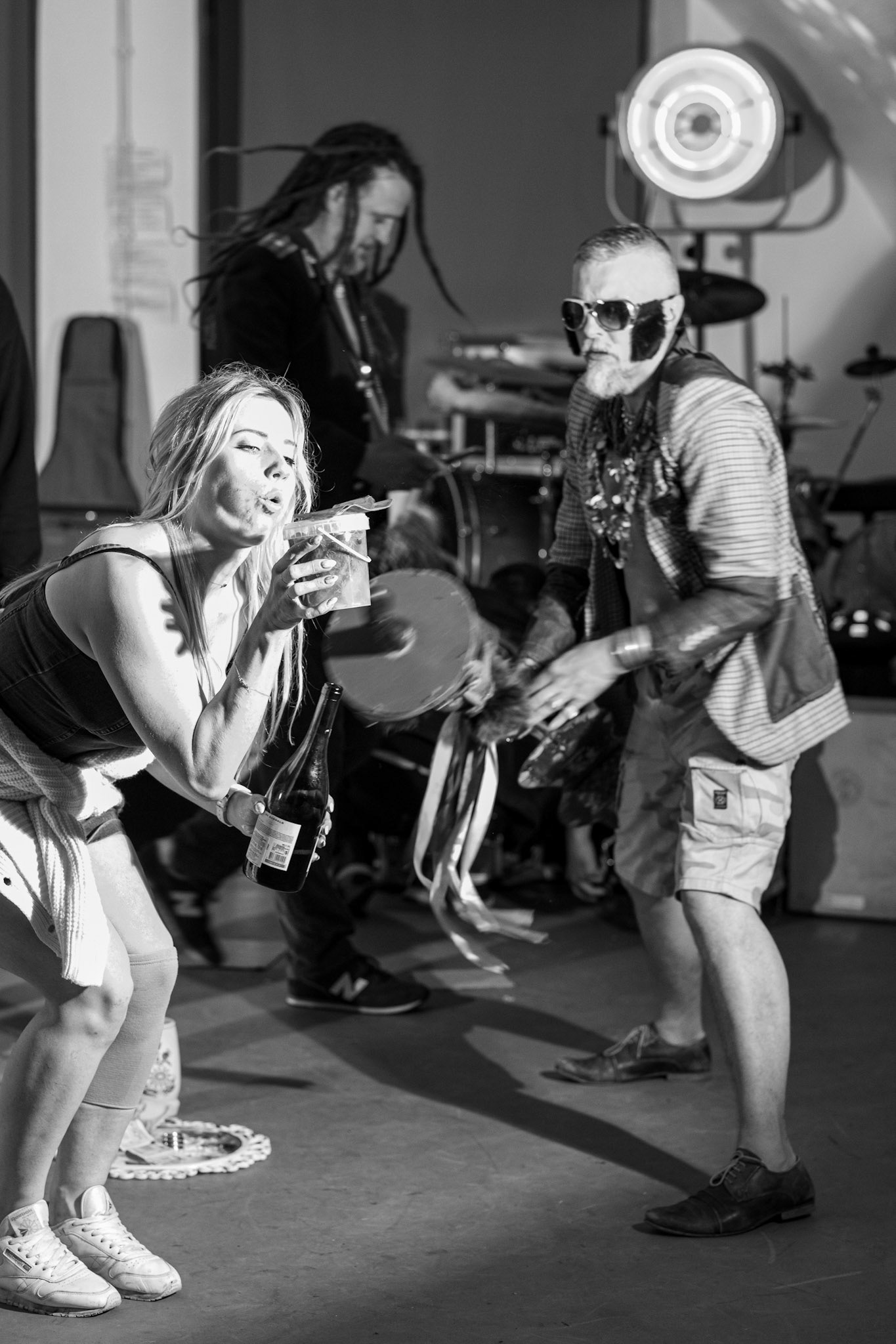 The Novorodkens, koncert w Warszawie, Dj Szneptuch – szczebiot czołowy, bas, chórki, sample, batuta i szpicrutaMagister Hitler – bas, wokaliza, chórki, gitara rytmiczna, najebkaDoktor PajHIVo – bębny, bongosy, gitara solowa, umiejętności wokalne, chórkiProfesor Gówniarz – lewizna wokalna, zwięzła i chóralna, wyprowadzanie ciosówProdziekan Pinglarz – uprawomocniony głos ścisły tudzież kantor, cytaty z brewiarzaInżynier Królewicz – gitara rytmiczna, solowa, przypowieści, świergoty i treleDocent Niedziwara – melodyka, chórki, kwilenia i jęki, odczynianie uroków, gusłaMrówka - perkusja,Hacrmistrz Gruczoł – walka z upośledzeniem, choreografia i obsługa gastronomiczna