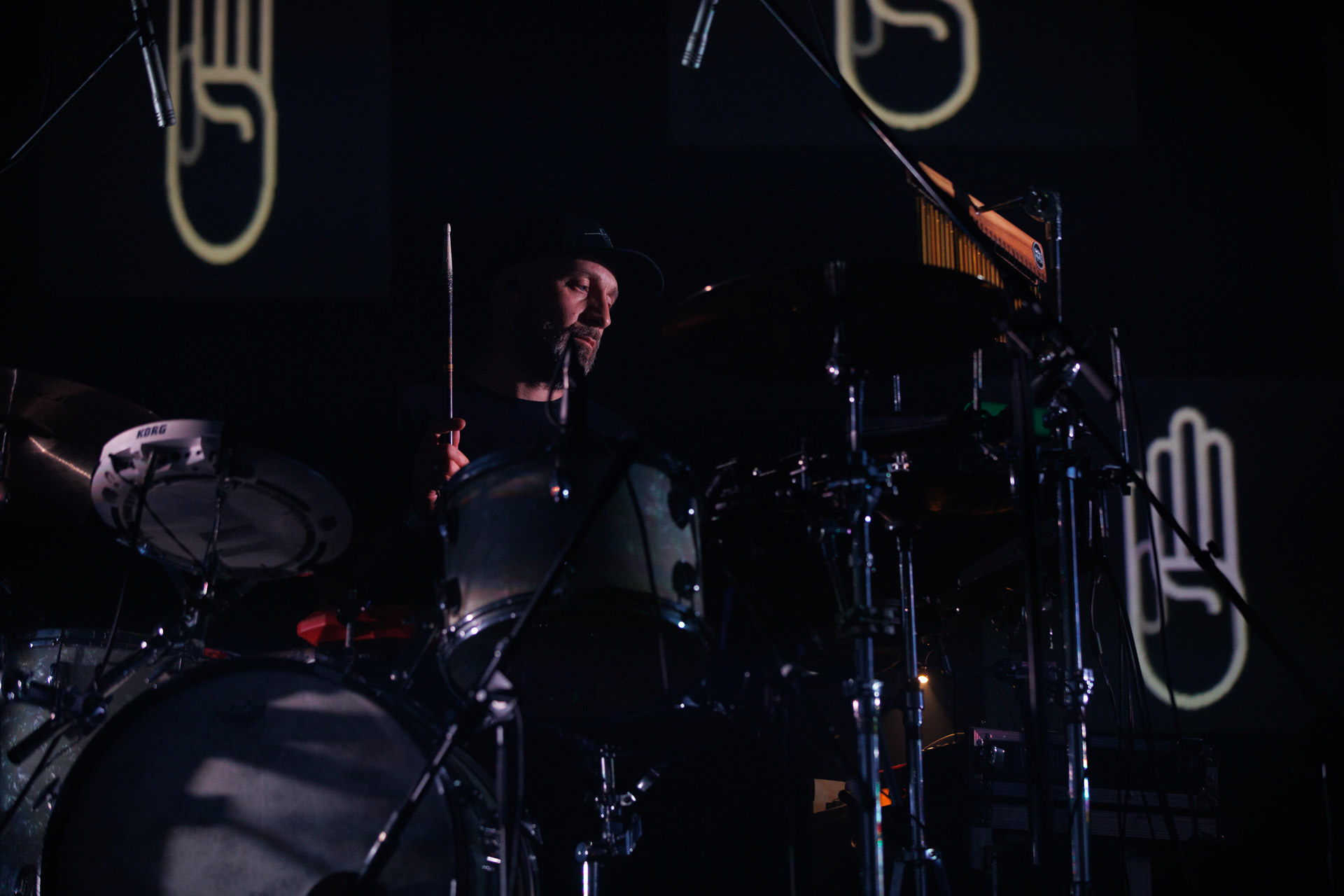 Lao Che - „Trasa Pozegnalna - No to Che”  17.11.2021 Warszawa klub Stodola.n/z Maciek „Trocki” Dzierzanowski – instrumenty perkusyjne,rock alternatywny, crossover, rock, metal, folk, piosenka aktorska, elektro, słuchowisko,fot. Andrzej Wasilkiewicz/REPORTER