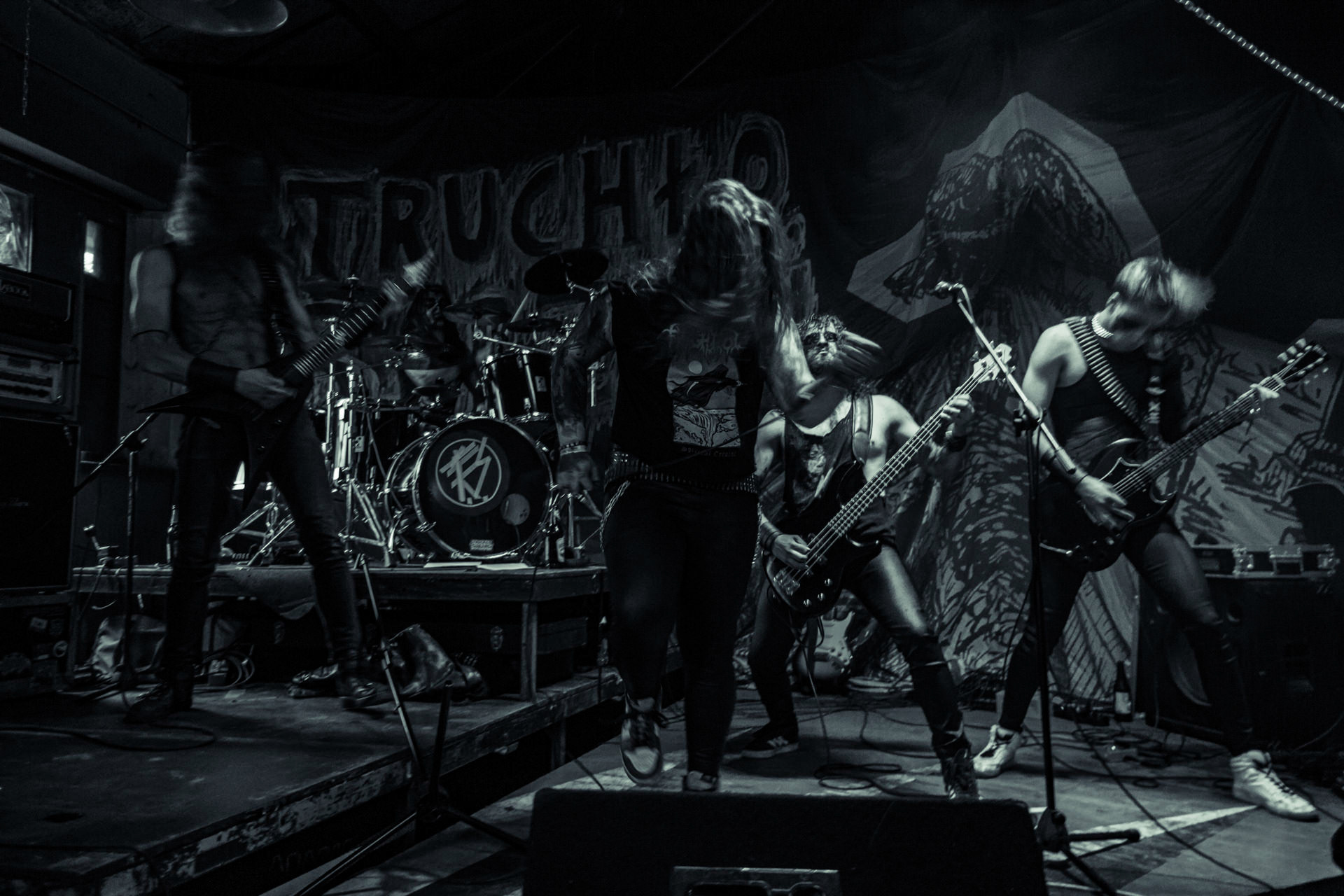 BAGNO (oldschool black/death)w składzie:Krzysiek - wokalKuba - gitaraThrasher - gitara Kacper - bassMaciek - garyDestrukcja i zgnilizna, wszystko czego nie chcesz usłyszeć a i tak się pojawisz, Druga fala dobrej muzy z Rzeszowa, bo pierwsza skończyła się w latach 90.Produkcja Left Hand Soundsfot. Andrzej Wasilkiewicz/kaziq.com