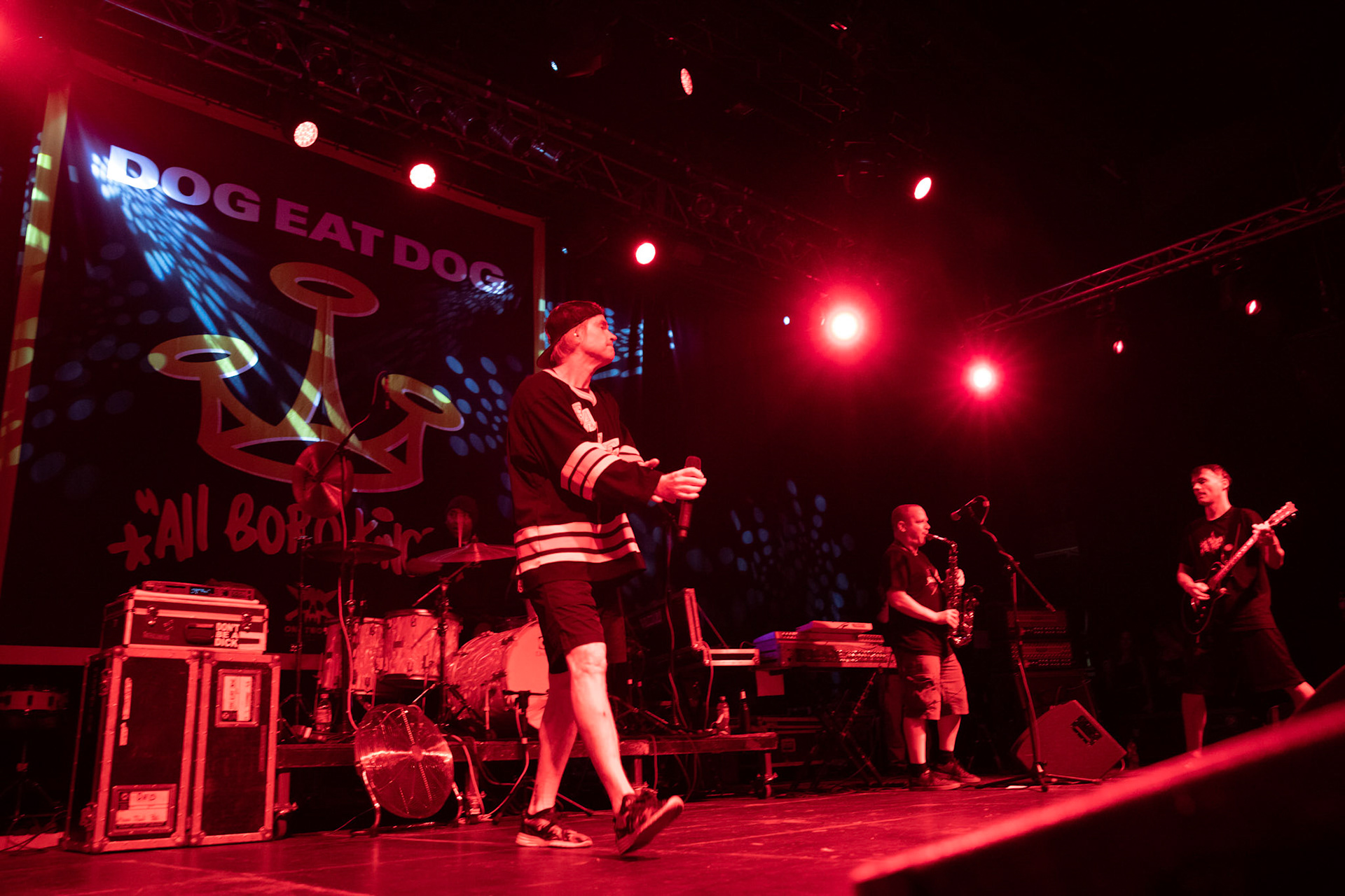 Dog Eat Dog - USA - hardcore, punkrock, rap, metal, hip hop,reggae, soul, funk,
Dave Neabore (bass), 
John Connor (vocals), 
Brandon Finley (drums) 
Roger Hämmerli (guitar)
Bozez (sax & beer)
koncert w Warszawskiej Progresji w ramach trasy 25 lat All Boro Kings zespołu Dog Eat Dog.
fot. Andrzej Wasilkiewicz/Reporter