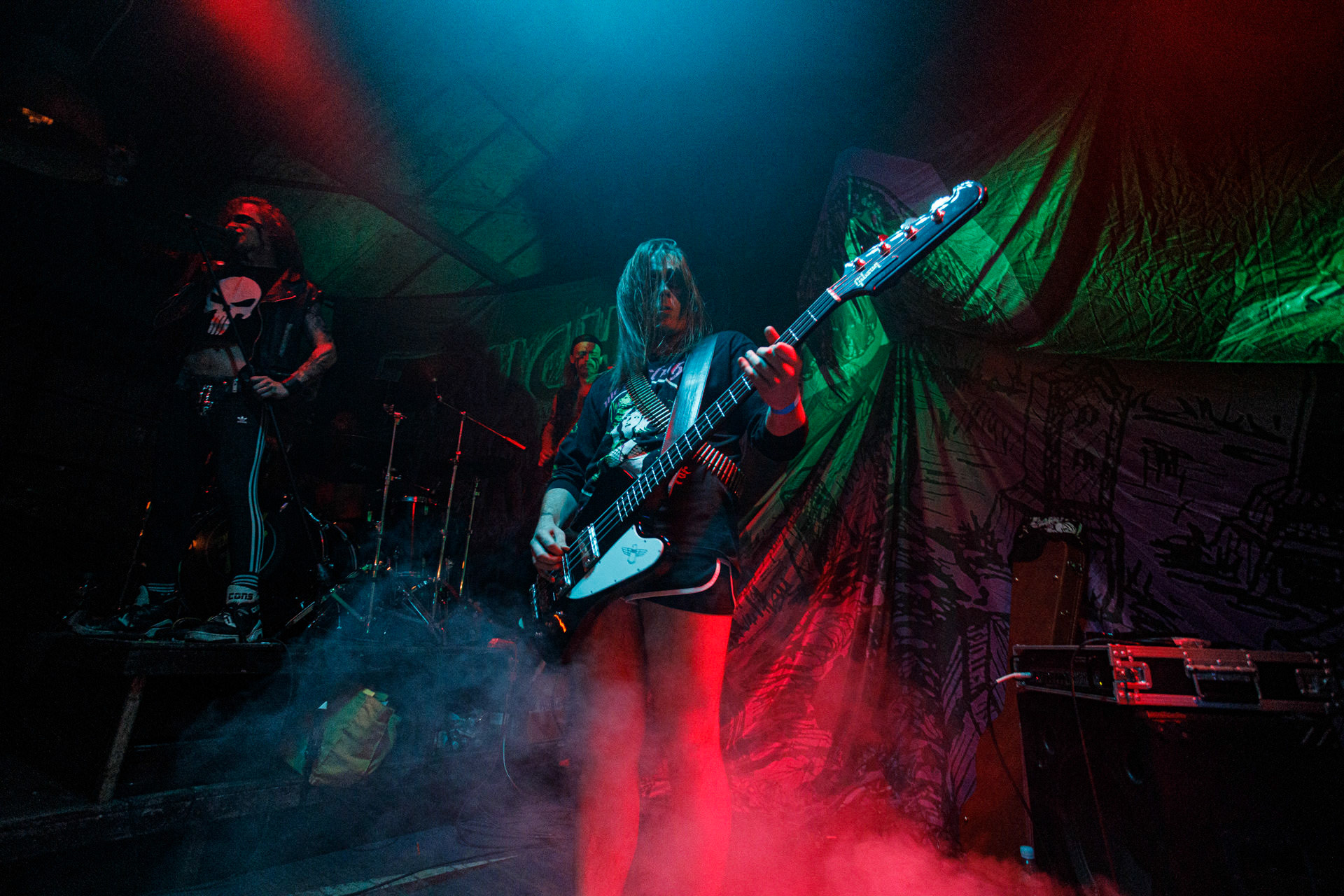 TRUCHŁO STRZYGI (black punk), Gwiezdny Demon - release show,w składzie:Gambit - wokalP. - gitara/wokalAlkatraz - gitara/wokalKaczor - garyMadness - bass/wokalPanass - bass/wokalGolem - nosferatu/wokalCzarownice - tba/wokalChłopaki z baraków polskiego metalu, rozpędzona maszyna do robienia grubego melanżu, gwiezdne trupy, kreatury obrzydlistwa i martwi decydenci podziemia. Prawdopodobnie pierwszy i ostatni raz zagrają całego Demona na żywo, a Ty mordeczko będziesz miał o czym kolegom przy wódce opowiadać.Produkcja Left Hand Soundsfot. Andrzej Wasilkiewicz/kaziq.com