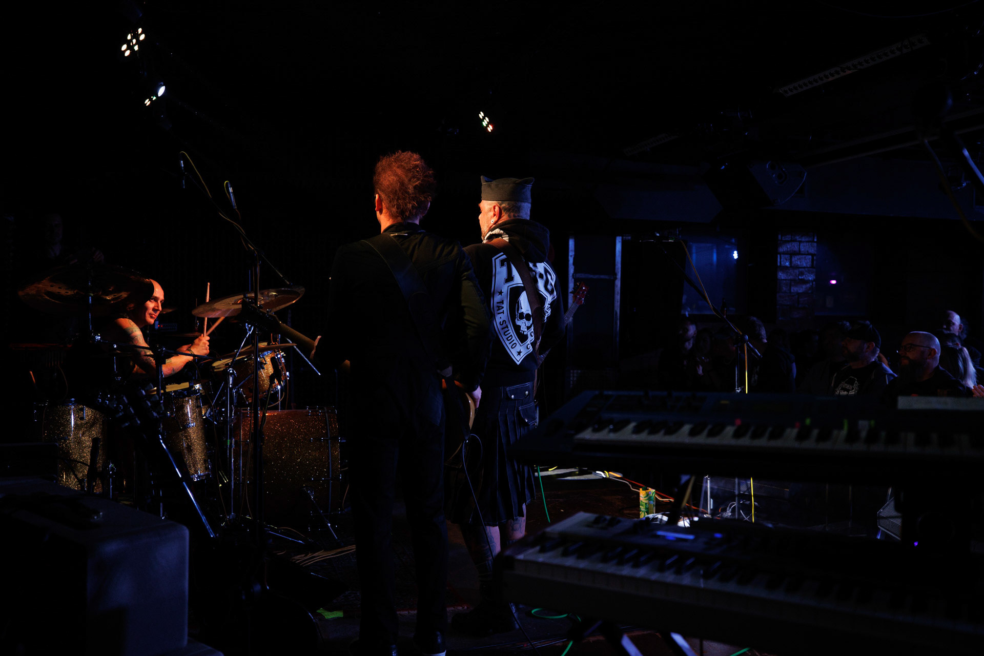 12.11.2021 Lipali - koncert Warszawa klub Remont.Najnowszy album „MOSTY, RZEKI, LUDZIE”.Tomasz Lipa Lipnicki - wokal, gitara,Roman Bereznicki - gitara, klawisze, wokal,Lukasz Gajowy Gajowniczek - bass,Lukasz Luk Jeleniewski - perkusja, Rock, rock progresywny, rock alternatywny, polski rock.fot. Andrzej kaziq Wasilkiewicz/Reporter