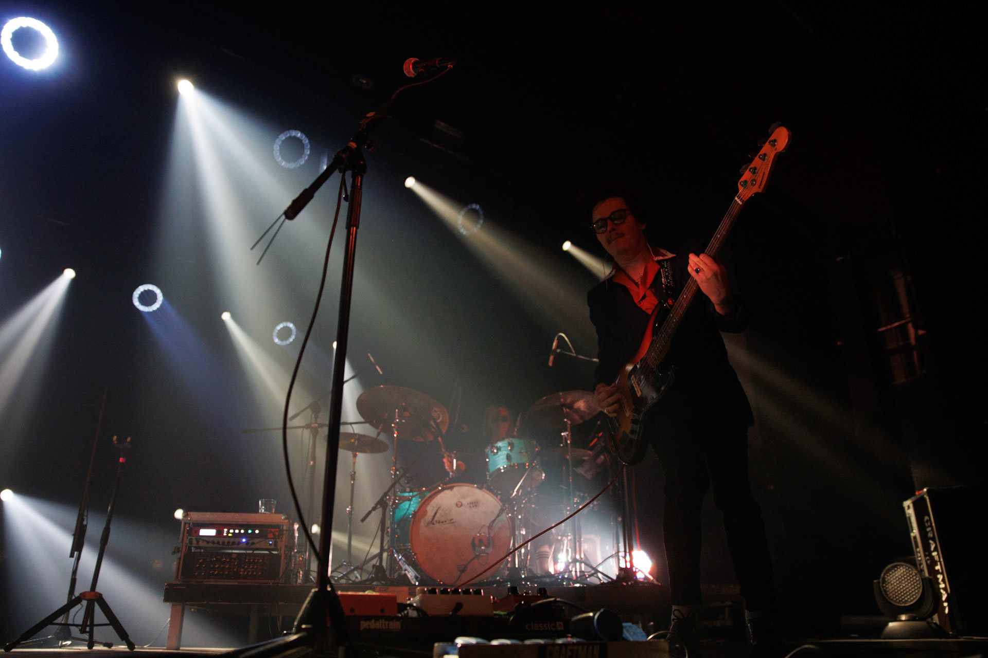 18.12.2021 Karas Rogucki - koncert klub Stodoła - Warszawan/z Kuba Karas - wokal bass,n/z Wiktoria Jakubowska - perkusja,Alternatywny pop, Kayax, Ostatni bastion romantyzmu, fot. Andrzej Wasilkiewicz/Reporter