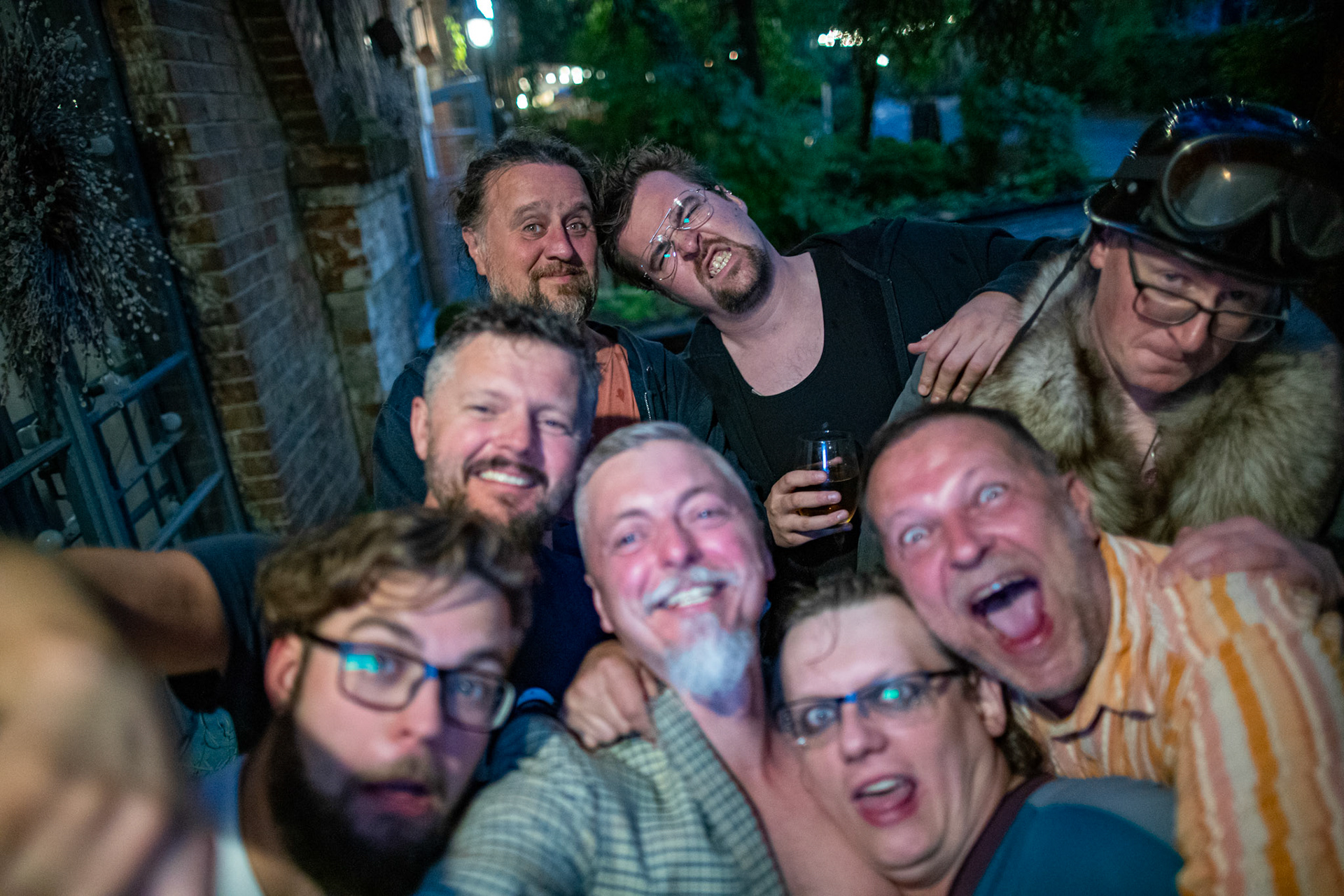 The Novorodkens, koncert w Warszawie, Dj Szneptuch – szczebiot czołowy, bas, chórki, sample, batuta i szpicrutaMagister Hitler – bas, wokaliza, chórki, gitara rytmiczna, najebkaDoktor PajHIVo – bębny, bongosy, gitara solowa, umiejętności wokalne, chórkiProfesor Gówniarz – lewizna wokalna, zwięzła i chóralna, wyprowadzanie ciosówProdziekan Pinglarz – uprawomocniony głos ścisły tudzież kantor, cytaty z brewiarzaInżynier Królewicz – gitara rytmiczna, solowa, przypowieści, świergoty i treleDocent Niedziwara – melodyka, chórki, kwilenia i jęki, odczynianie uroków, gusłaMrówka - perkusja,Hacrmistrz Gruczoł – walka z upośledzeniem, choreografia i obsługa gastronomiczna