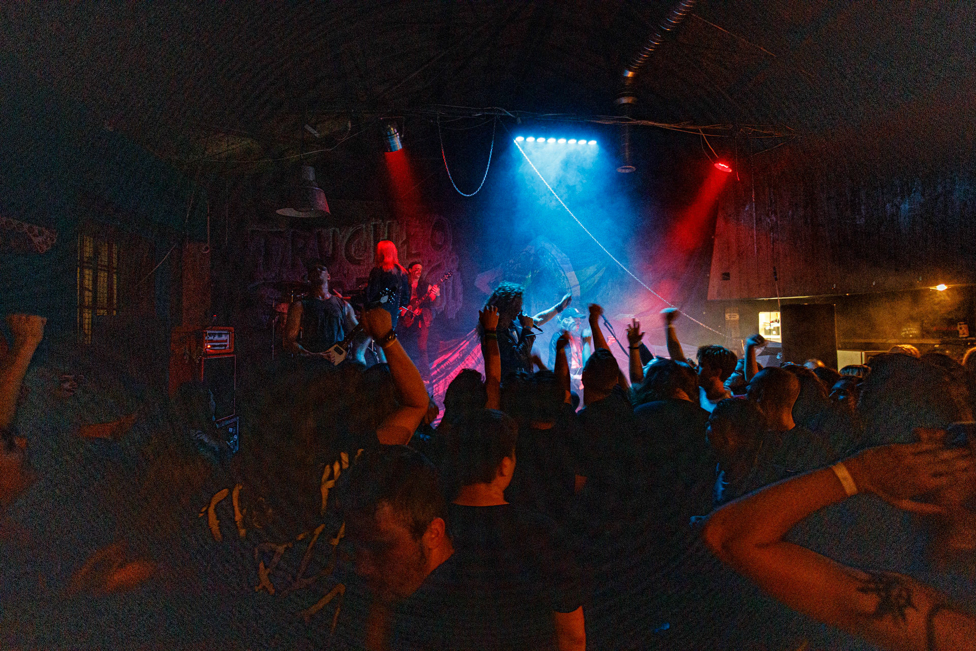 TRUCHŁO STRZYGI (black punk), Gwiezdny Demon - release show,w składzie:Gambit - wokalP. - gitara/wokalAlkatraz - gitara/wokalKaczor - garyMadness - bass/wokalPanass - bass/wokalGolem - nosferatu/wokalCzarownice - tba/wokalChłopaki z baraków polskiego metalu, rozpędzona maszyna do robienia grubego melanżu, gwiezdne trupy, kreatury obrzydlistwa i martwi decydenci podziemia. Prawdopodobnie pierwszy i ostatni raz zagrają całego Demona na żywo, a Ty mordeczko będziesz miał o czym kolegom przy wódce opowiadać.Produkcja Left Hand Soundsfot. Andrzej Wasilkiewicz/kaziq.com