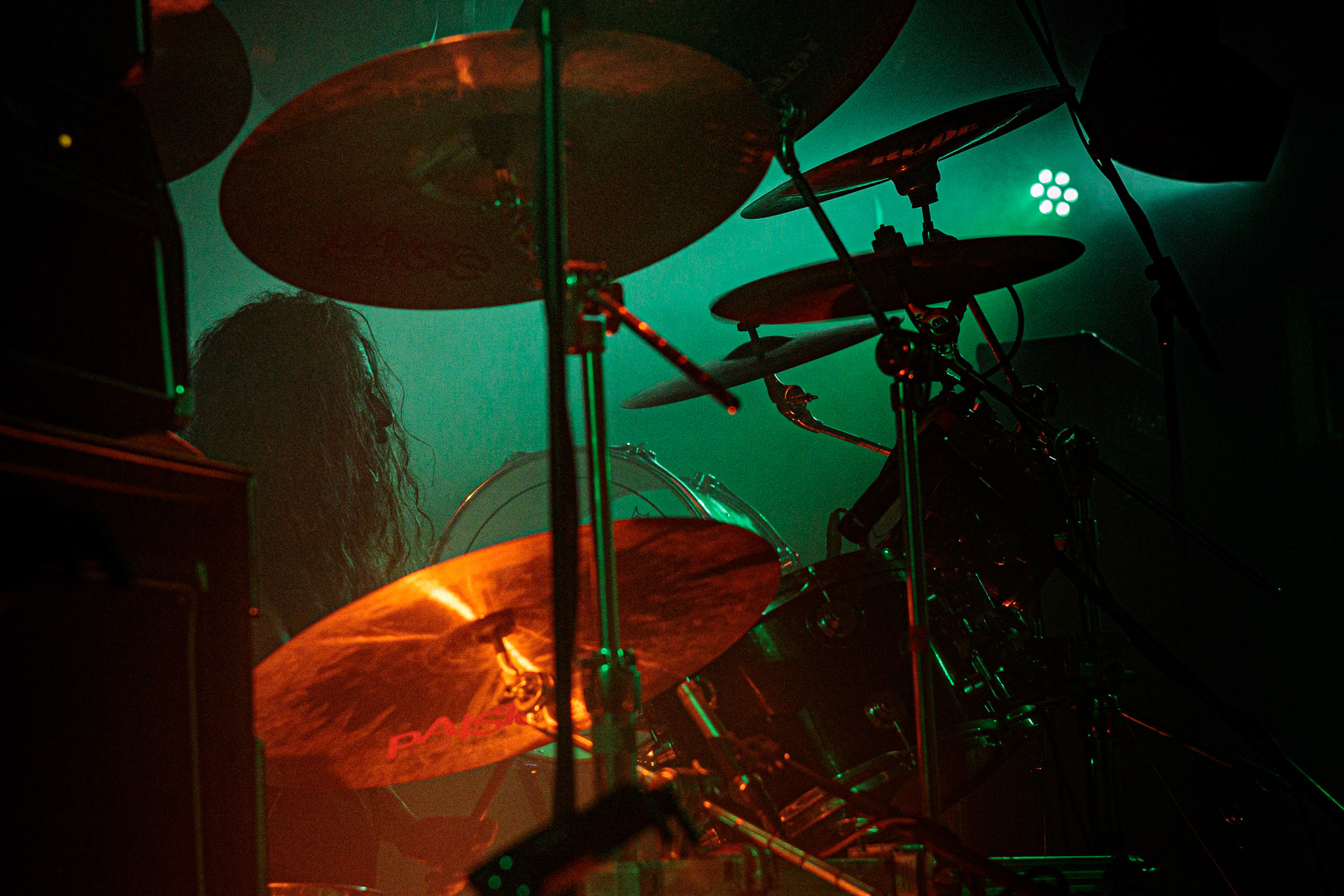 21.10.2022 𝗪𝗢𝗟𝗩𝗘𝗦 𝗜𝗡 𝗧𝗛𝗘 𝗧𝗛𝗥𝗢𝗡𝗘 𝗥𝗢𝗢𝗠 - klimatyczny black metal,  zespół braci Nathana i Aarona Weaverow. Powstal w 2002 roku w Olympia w stanie Waszyngton.  W amerykanskim sercu natury, gor, lasow i jezior, przyroda przeklada sie na atmosfere muzyki WITTR, w ktorej poza blackowymi, jest miejsce na elementy transowe i ambientowe. Wolves In The Throne Room gra bez makijazy, bez kapturow i masek, przy swietle plomieni, co tworzy aure swoistego muzycznego rytualu. Nathan Weaver – guitar, lead vocals,Aaron Weaver – drums, bass, synthesizers,Kody Keyworth – guitar, vocals, Produkcja Knock Out Productions,fot. Andrzej Wasilkiewicz/Reporter