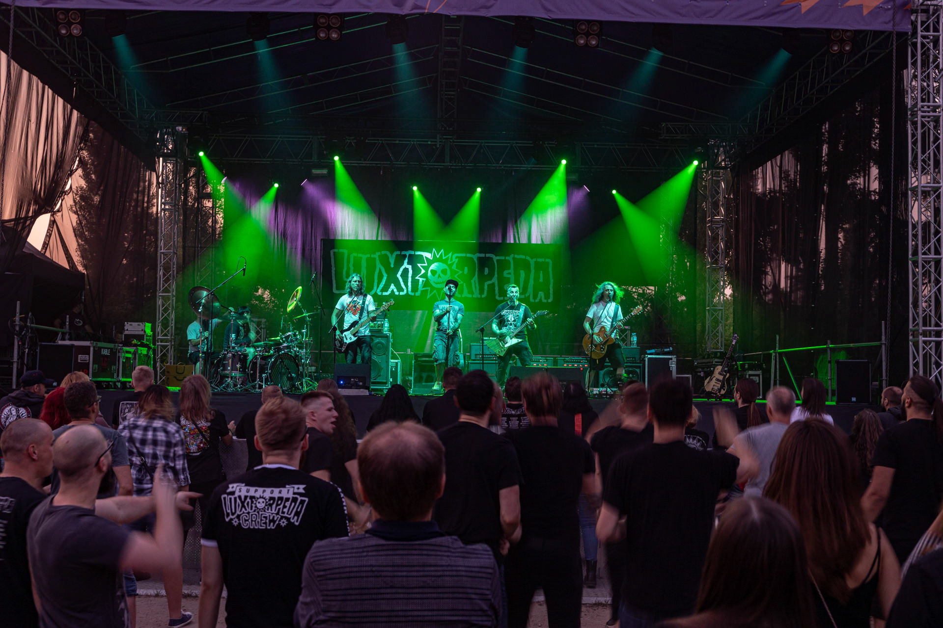 Koncert Luxtorpeda 10 urodziny. Warszawa Progresja.Gramy do Woli.n/z.Robert „Litza” Friedrich – gitara, wokal,n/z.Przemysław „Hans” Frencel – wokal, rapn/z.Robert „Drężmak” Drężek – gitaran/z.Krzysztof „Kmieta” Kmiecik – gitara basowan/z.Tomasz „Krzyżyk” Krzyżaniak – perkusjaFot. Andrzej kaziq Wasilkiewicz/Reporter