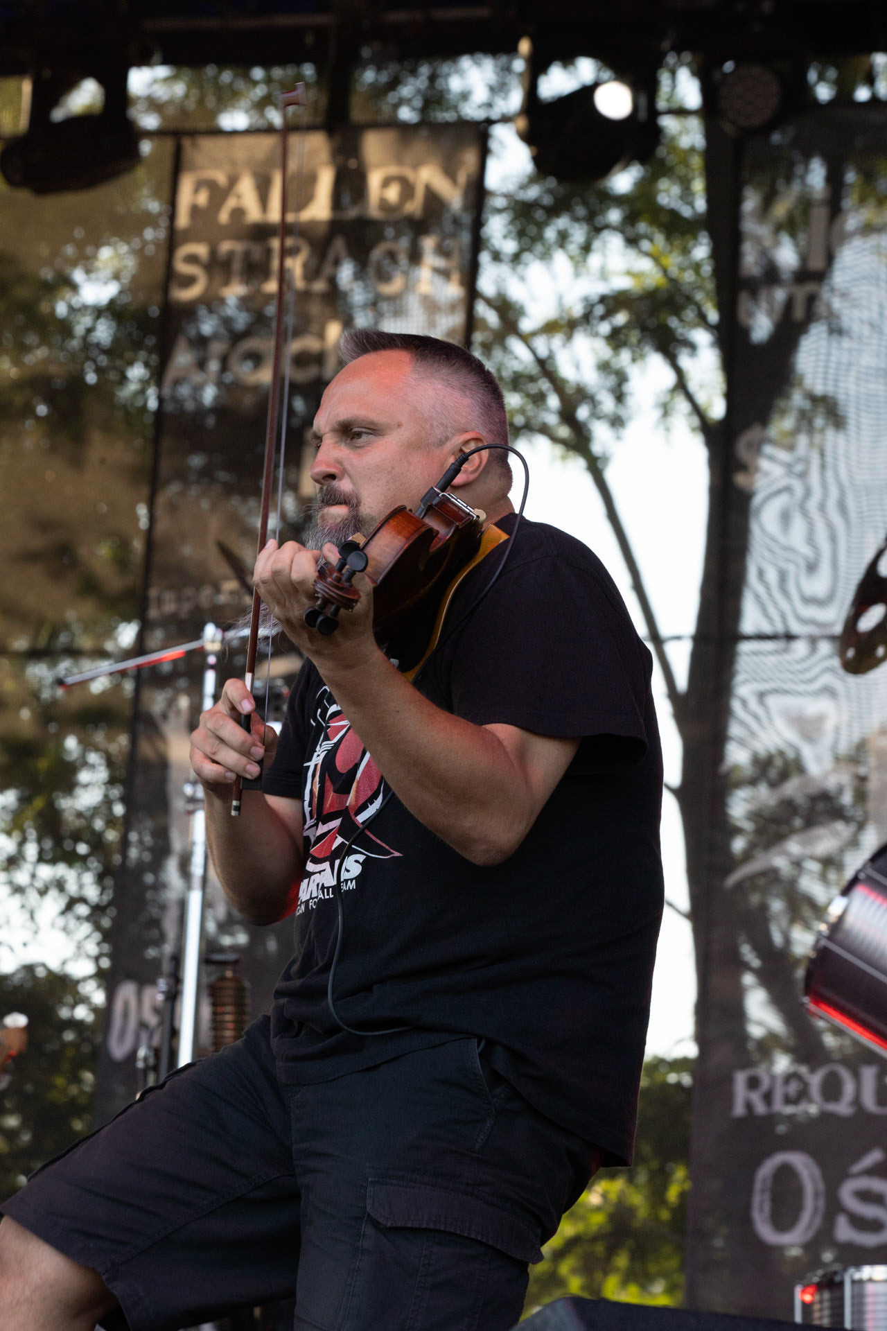 Hunter - postpandemoniczny koncert z okazji XXXV-lecia.Progresja - Gramy do Woli, Warszawa.Michał „Jelonek” Jelonek – skrzypce, fot. Andrzej Wasilkiewicz/Reporter