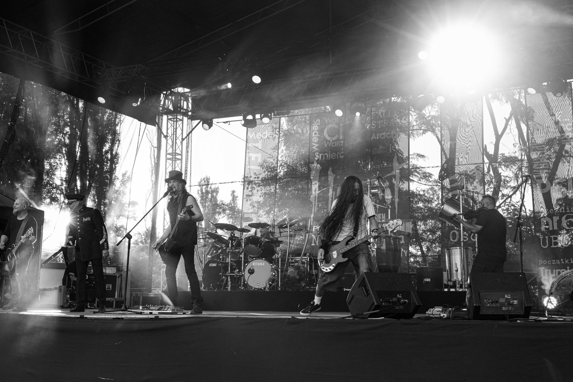 Hunter - postpandemoniczny koncert z okazji XXXV-lecia.Progresja - Gramy do Woli, Warszawa.Paweł „Drak” Grzegorczyk – wokal, gitara, Piotr „Pit” Kędzierzawski – gitara, Michał „Jelonek” Jelonek – skrzypce, Konrad „Saimon” Karchut – gitara basowa, Dariusz „Daray” Brzozowski – perkusja, Arkadiusz „Letki” Letkiewicz – instrumenty perkusyjne.Letnia Scena Progresji.fot. Andrzej Wasilkiewicz/Reporter