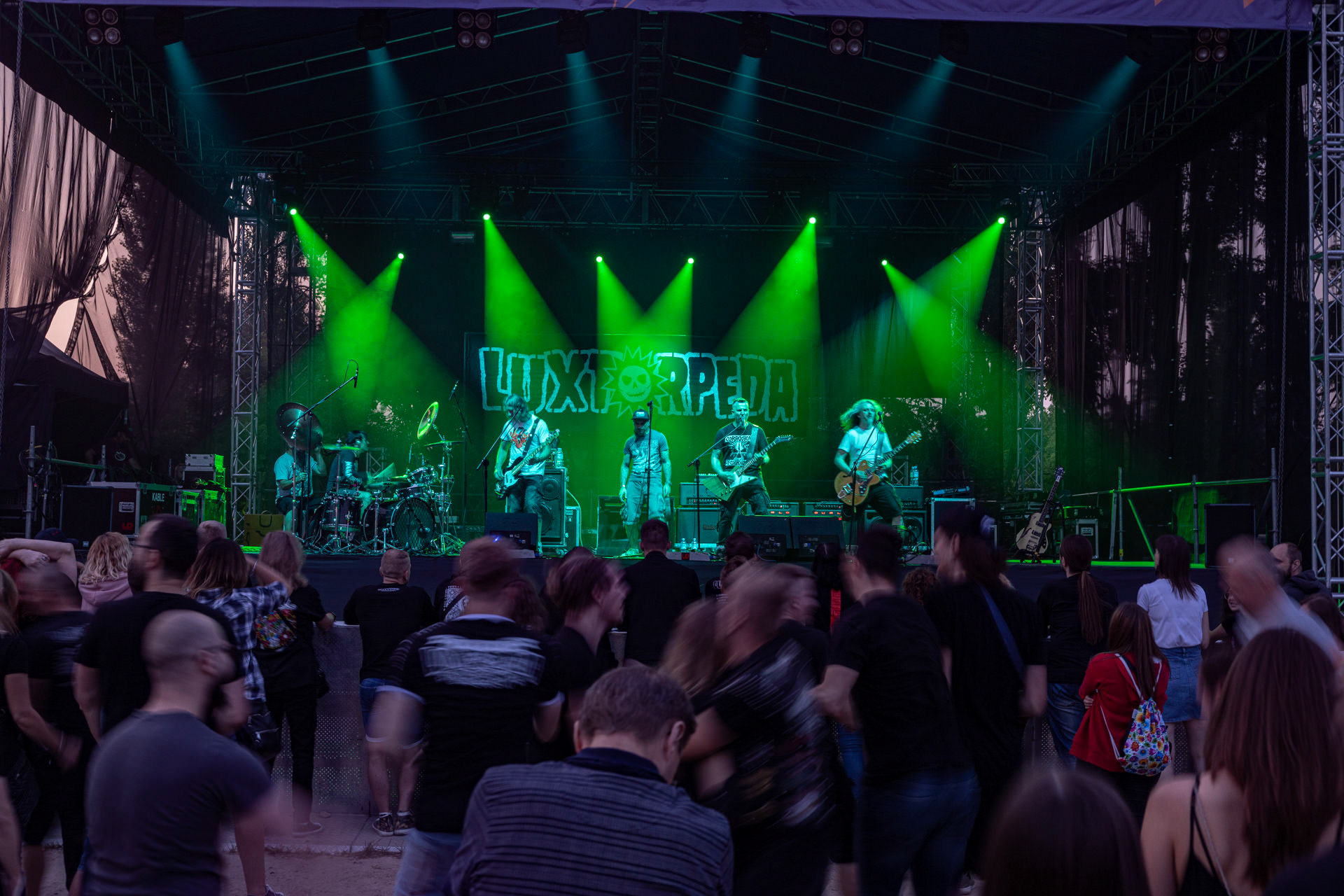 Koncert Luxtorpeda 10 urodziny. Warszawa Progresja.Gramy do Woli.n/z.Robert „Litza” Friedrich – gitara, wokal,n/z.Przemysław „Hans” Frencel – wokal, rapn/z.Robert „Drężmak” Drężek – gitaran/z.Krzysztof „Kmieta” Kmiecik – gitara basowan/z.Tomasz „Krzyżyk” Krzyżaniak – perkusjaFot. Andrzej kaziq Wasilkiewicz/Reporter