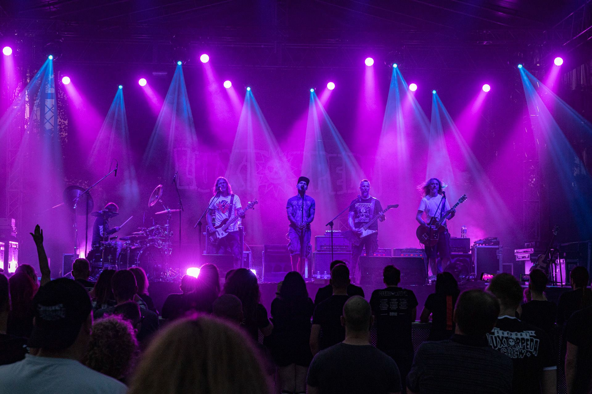 Koncert Luxtorpeda 10 urodziny. Warszawa Progresja.Gramy do Woli.n/z.Robert „Litza” Friedrich – gitara, wokal,n/z.Przemysław „Hans” Frencel – wokal, rapn/z.Robert „Drężmak” Drężek – gitaran/z.Krzysztof „Kmieta” Kmiecik – gitara basowan/z.Tomasz „Krzyżyk” Krzyżaniak – perkusjaFot. Andrzej kaziq Wasilkiewicz/Reporter