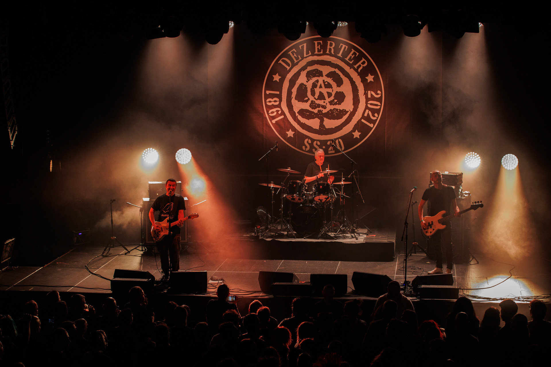 16.11.2021 Dezerter - 40 lecie,koncert Warszawa Palladium. N/z Robert Robal Matera gitara, N/z Krzysiek Grabowski perkusja,N/zJacek Chrzanowski bass, Dezerter, SS20, Punk, Punkrock, hardcore, rock.fot. Andrzej Wasilkiewicz/REPORTER