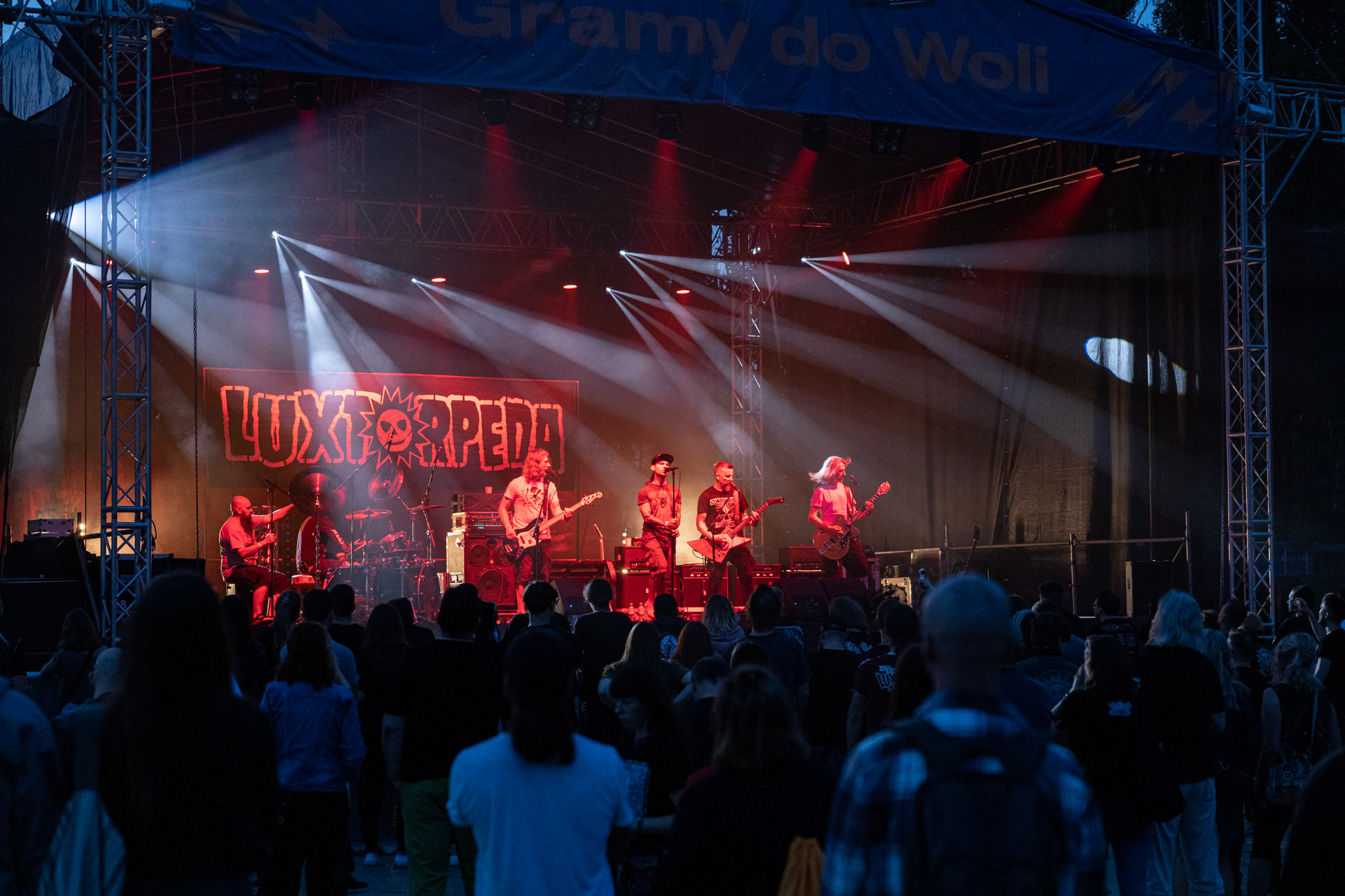 Koncert Luxtorpeda 10 urodziny. Warszawa Progresja.Gramy do Woli.n/z.Robert „Litza” Friedrich – gitara, wokal,n/z.Przemysław „Hans” Frencel – wokal, rapn/z.Robert „Drężmak” Drężek – gitaran/z.Krzysztof „Kmieta” Kmiecik – gitara basowan/z.Tomasz „Krzyżyk” Krzyżaniak – perkusjaFot. Andrzej kaziq Wasilkiewicz/Reporter