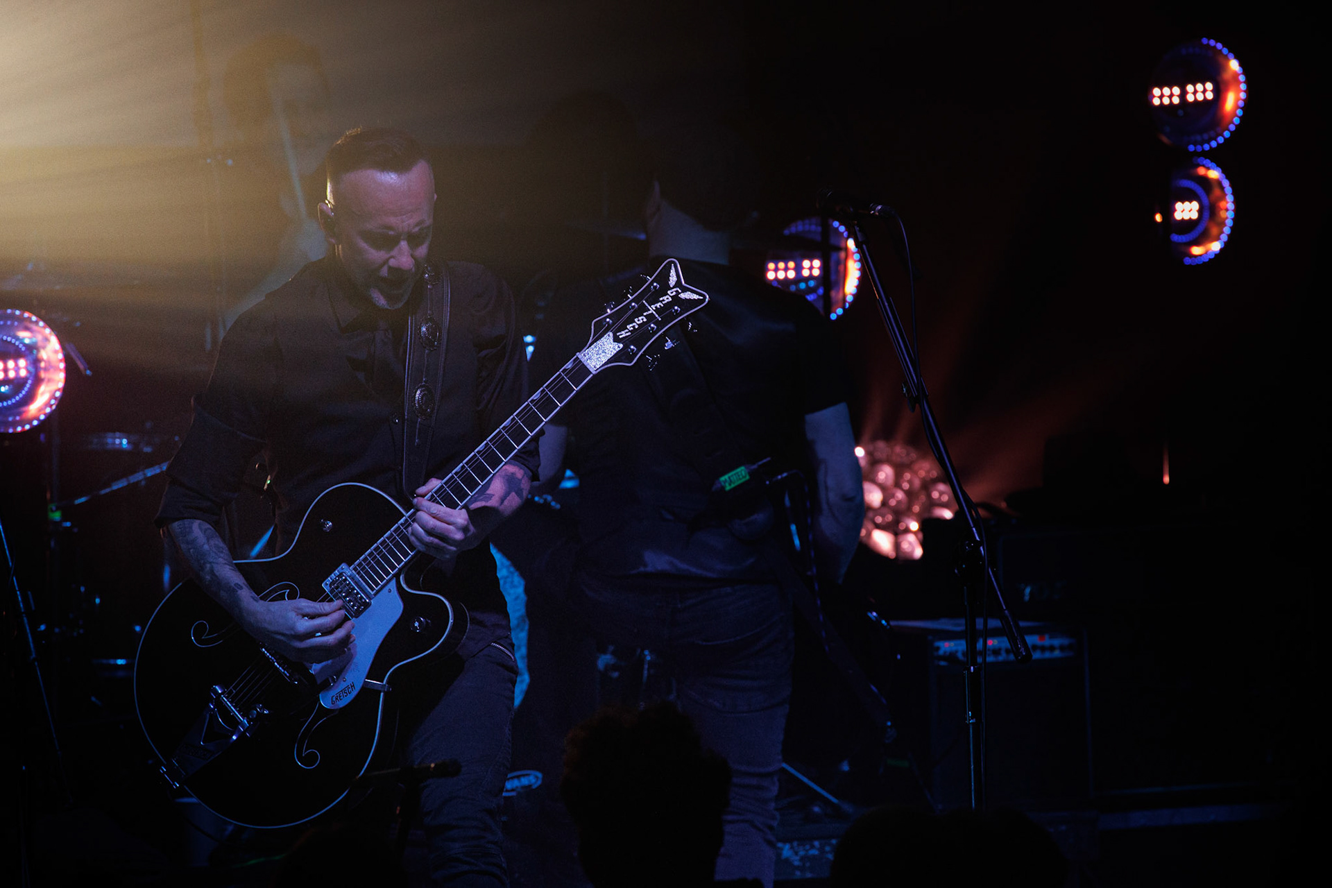 22.01.2022 koncert Me And That Man w Warszawie,Klub Progresja,n/z Adam Nergal Darski - gitara, wokal,n/z John Porter - gitara, wokal,n/z Lukasz Kumanski - perkusja,n/z Matteo Bassoli - bass, wokal,n/z Sasha Boole - gitara, wokal,Nergal znany jest z szerokich horyzontow muzycznych. Lider Behemoth nigdy nie kryl swojej sympatii do lzejszej, klimatycznej muzyki, spod znaku country, folku, bluesa. Dowodem jest zespol Me And That Man.Fot. Andrzej Wasilkiewicz/Reporter