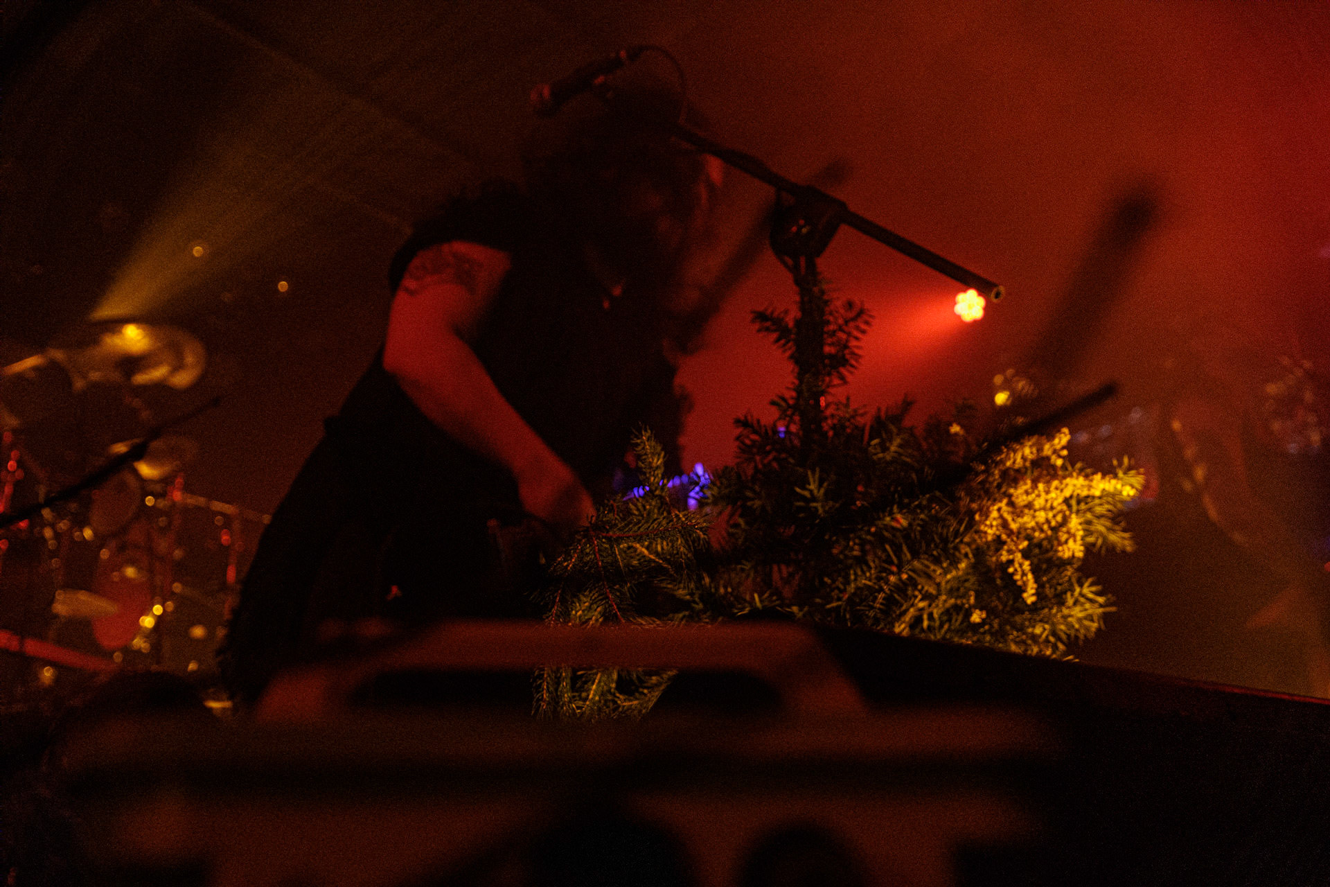 21.10.2022 𝗪𝗢𝗟𝗩𝗘𝗦 𝗜𝗡 𝗧𝗛𝗘 𝗧𝗛𝗥𝗢𝗡𝗘 𝗥𝗢𝗢𝗠 - klimatyczny black metal,  zespół braci Nathana i Aarona Weaverow. Powstal w 2002 roku w Olympia w stanie Waszyngton.  W amerykanskim sercu natury, gor, lasow i jezior, przyroda przeklada sie na atmosfere muzyki WITTR, w ktorej poza blackowymi, jest miejsce na elementy transowe i ambientowe. Wolves In The Throne Room gra bez makijazy, bez kapturow i masek, przy swietle plomieni, co tworzy aure swoistego muzycznego rytualu. Nathan Weaver – guitar, lead vocals,Aaron Weaver – drums, bass, synthesizers,Kody Keyworth – guitar, vocals, Produkcja Knock Out Productions,fot. Andrzej Wasilkiewicz/Reporter