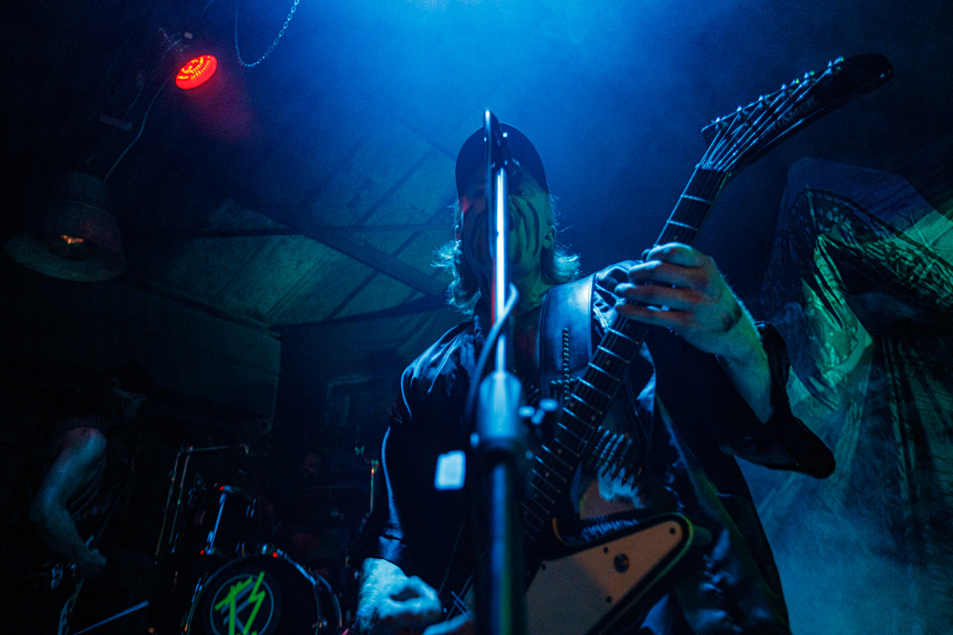 TRUCHŁO STRZYGI (black punk), Gwiezdny Demon - release show,w składzie:Gambit - wokalP. - gitara/wokalAlkatraz - gitara/wokalKaczor - garyMadness - bass/wokalPanass - bass/wokalGolem - nosferatu/wokalCzarownice - tba/wokalChłopaki z baraków polskiego metalu, rozpędzona maszyna do robienia grubego melanżu, gwiezdne trupy, kreatury obrzydlistwa i martwi decydenci podziemia. Prawdopodobnie pierwszy i ostatni raz zagrają całego Demona na żywo, a Ty mordeczko będziesz miał o czym kolegom przy wódce opowiadać.Produkcja Left Hand Soundsfot. Andrzej Wasilkiewicz/kaziq.com