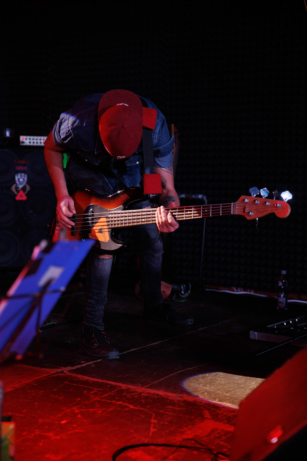 12.11.2021 Lipali - koncert Warszawa klub Remont.Najnowszy album „MOSTY, RZEKI, LUDZIE”.Lukasz Gajowy Gajowniczek - bass,Rock, rock progresywny, rock alternatywny, polski rock.fot. Andrzej kaziq Wasilkiewicz/Reporter