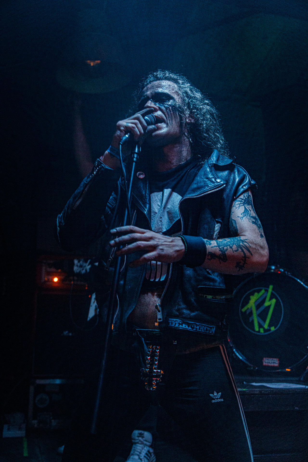 TRUCHŁO STRZYGI (black punk), Gwiezdny Demon - release show,w składzie:Gambit - wokalP. - gitara/wokalAlkatraz - gitara/wokalKaczor - garyMadness - bass/wokalPanass - bass/wokalGolem - nosferatu/wokalCzarownice - tba/wokalChłopaki z baraków polskiego metalu, rozpędzona maszyna do robienia grubego melanżu, gwiezdne trupy, kreatury obrzydlistwa i martwi decydenci podziemia. Prawdopodobnie pierwszy i ostatni raz zagrają całego Demona na żywo, a Ty mordeczko będziesz miał o czym kolegom przy wódce opowiadać.Produkcja Left Hand Soundsfot. Andrzej Wasilkiewicz/kaziq.com