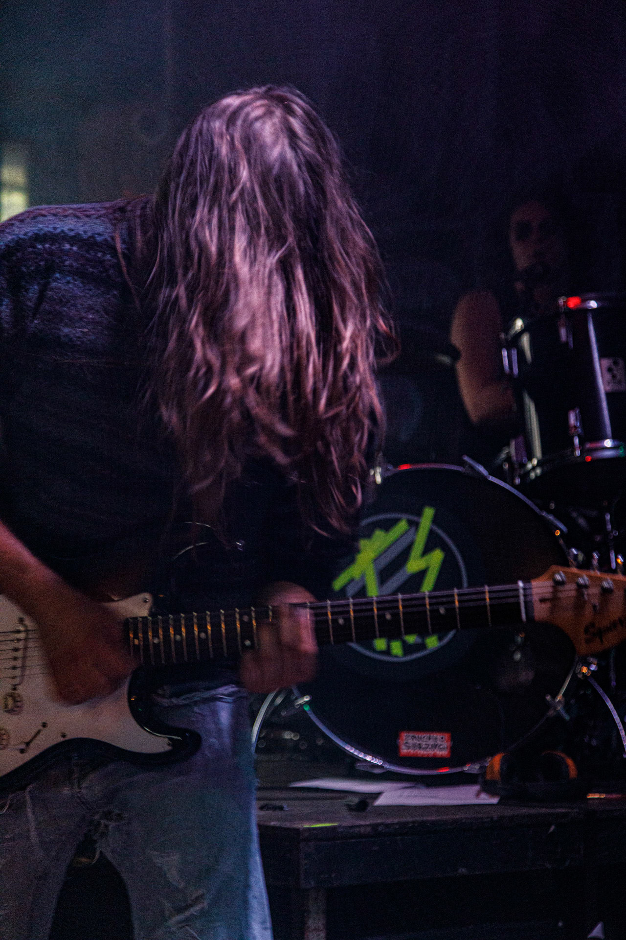 WIELKI MROK (mistyczny black, czarny punk)w składzie:Piącha - bas Czacha - perkusja Szrama - gitara i wokalLokalni wyjadacze od tanich gitar. Maanam dla fanów TANK. Watain dla fanów Budki Suflera. Piją, palą, konia walą i mają w dupie. Czyli tak jak my wszyscy.Produkcja Left Hand Soundsfot. Andrzej Wasilkiewicz/kaziq.com
