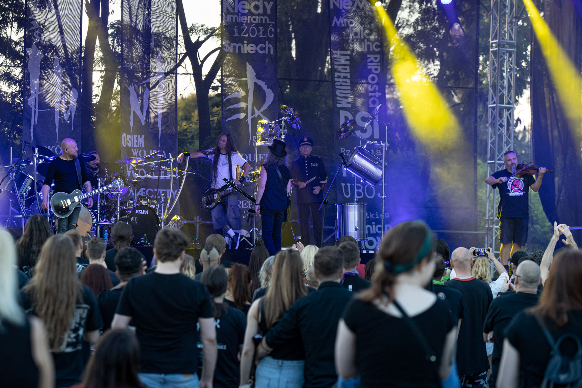 Hunter - postpandemoniczny koncert z okazji XXXV-lecia.Progresja - Gramy do Woli, Warszawa.Paweł „Drak” Grzegorczyk – wokal, gitara, Piotr „Pit” Kędzierzawski – gitara, Michał „Jelonek” Jelonek – skrzypce, Konrad „Saimon” Karchut – gitara basowa, Dariusz „Daray” Brzozowski – perkusja, Arkadiusz „Letki” Letkiewicz – instrumenty perkusyjne.Letnia Scena Progresji.fot. Andrzej Wasilkiewicz/Reporter