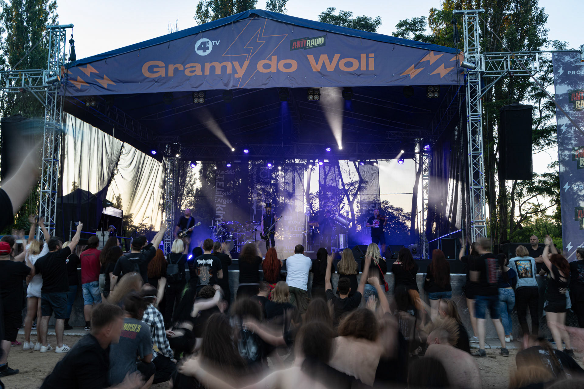 Hunter - postpandemoniczny koncert z okazji XXXV-lecia.Progresja - Gramy do Woli, Warszawa.Paweł „Drak” Grzegorczyk – wokal, gitara, Piotr „Pit” Kędzierzawski – gitara, Michał „Jelonek” Jelonek – skrzypce, Konrad „Saimon” Karchut – gitara basowa, Dariusz „Daray” Brzozowski – perkusja, Arkadiusz „Letki” Letkiewicz – instrumenty perkusyjne.Letnia Scena Progresji.fot. Andrzej Wasilkiewicz/Reporter