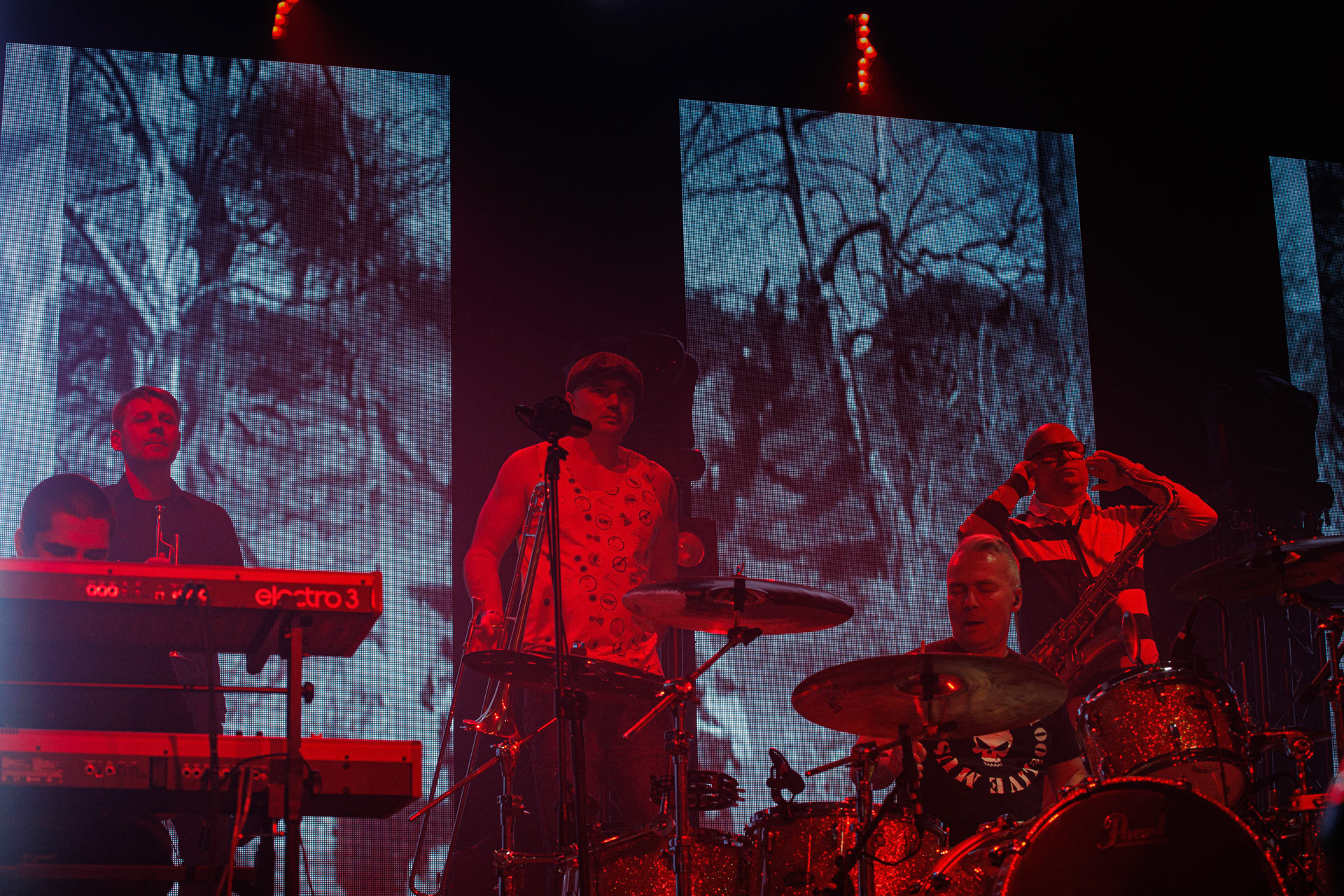 15.01.2022 KULT - koncert Pomaranczowa Trasa 2021/2022 - Warszawa Stodoła, Kult konczy w doskonalej formie przeniesiony z jesieni ostatni koncert Pomaranczowej Trasy 2021, publicznosc nie zawiodla, pelna sala.   n/z Tomasz Goehs perkusja,Rock, rock progresywny, rock alternatywny, punk, nowa fala, polski rock.fot. Andrzej kaziq Wasilkiewicz/Reporter