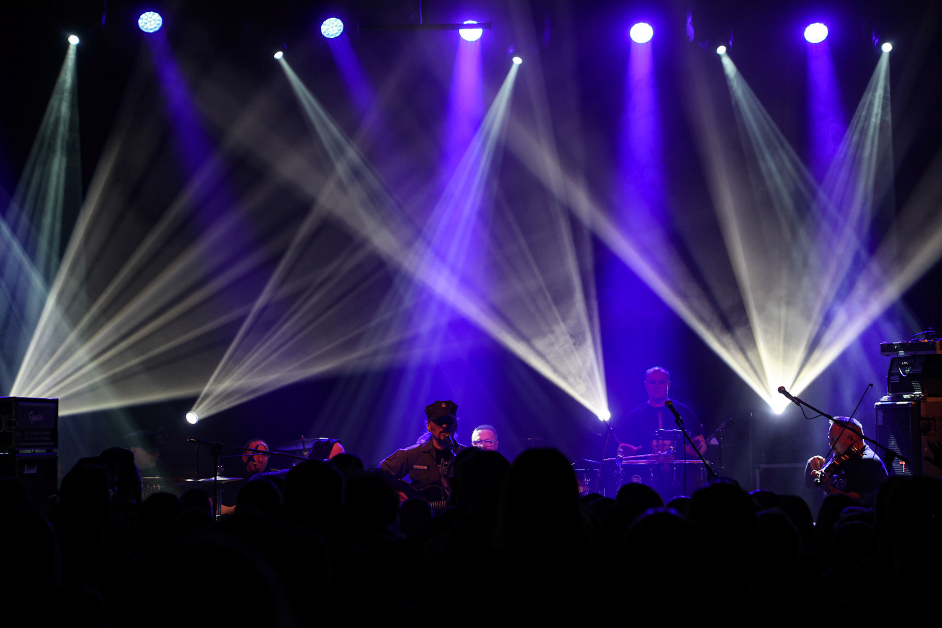Hunter - koncert dla Ukrainy. WarszawaProgresja Paweł „Drak” Grzegorczyk – wokal, gitara, Piotr „Pit” Kędzierzawski – gitara, Michał „Jelonek” Jelonek – skrzypce, Konrad „Saimon” Karchut – gitara basowa, Arkadiusz „Letki” Letkiewicz – instrumenty perkusyjne.fot. Andrzej Wasilkiewicz/Reporter