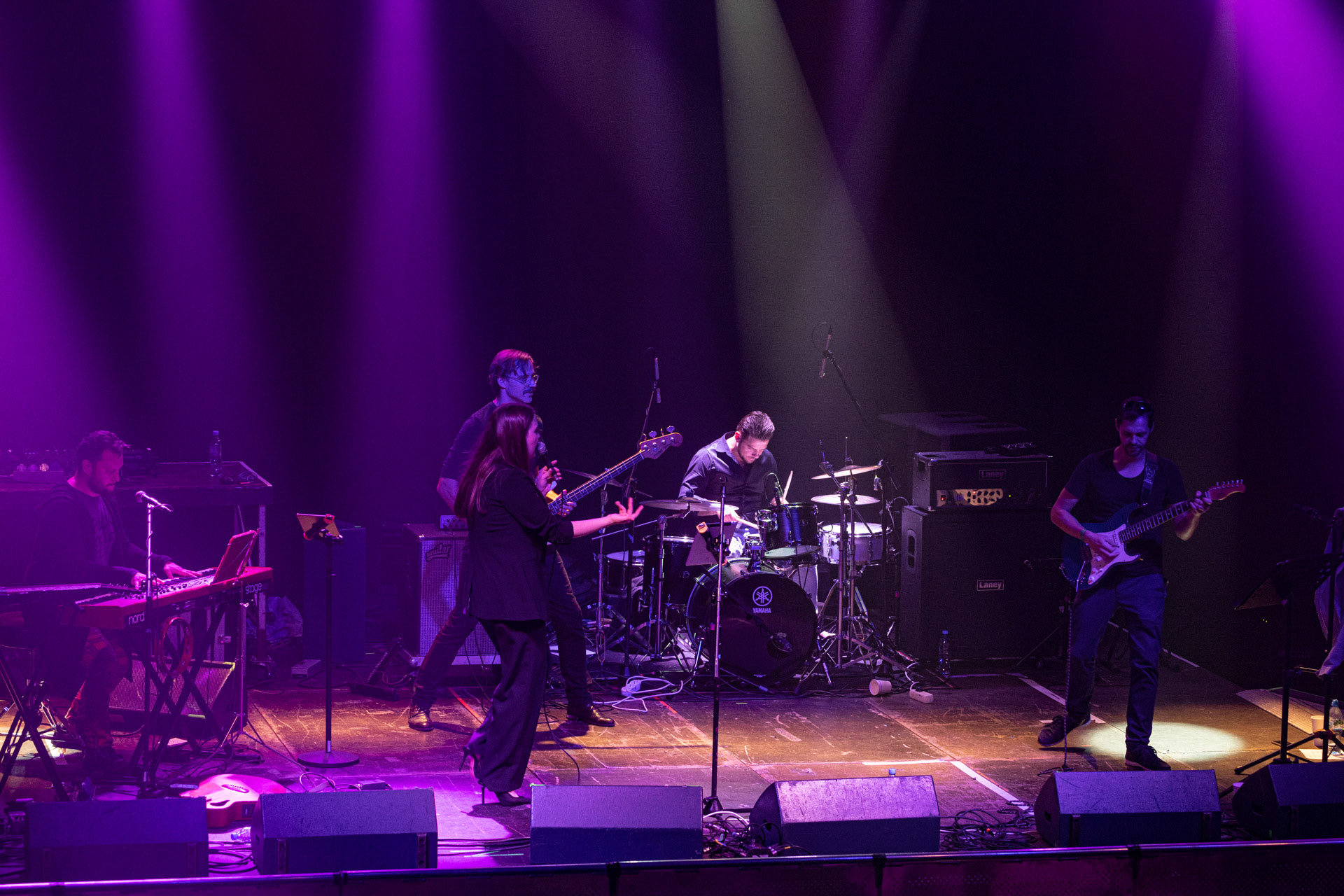 30.08.2022 Fundacja Bezpieczne Niebo wraz z klubem Progresja serdecznie zapraszają na specjalny koncert charytatywny dla Szymona Stankiewicza, który walczy z nowotworem. Rocka VibesRockaVibes – niesamowita Natalia Kowalska, znana szerszej publiczności z uczestnictwa w programie Voice of Poland oraz najzdolniejsi muzycy młodego pokolenia w stylowym i energetycznym repertuarze, który rozkręci każdą imprezę. Organizacja Progresja i Fundacja Bezpieczne Niebo. fot. Andrzej Wasilkiewicz/kaziq.com