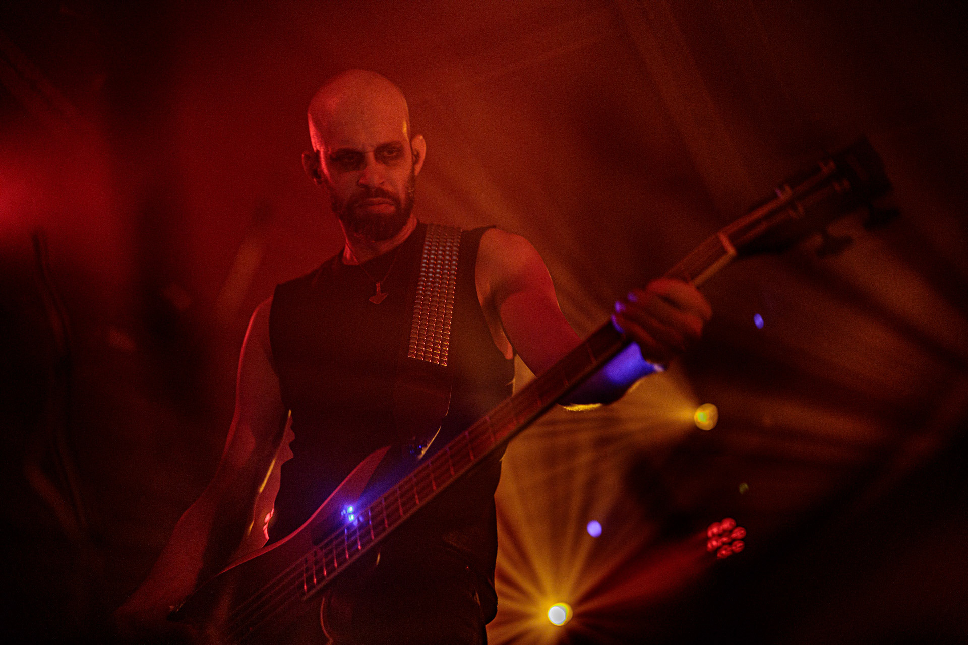 21.10.2022 𝗪𝗢𝗟𝗩𝗘𝗦 𝗜𝗡 𝗧𝗛𝗘 𝗧𝗛𝗥𝗢𝗡𝗘 𝗥𝗢𝗢𝗠 - klimatyczny black metal,  zespół braci Nathana i Aarona Weaverow. Powstal w 2002 roku w Olympia w stanie Waszyngton.  W amerykanskim sercu natury, gor, lasow i jezior, przyroda przeklada sie na atmosfere muzyki WITTR, w ktorej poza blackowymi, jest miejsce na elementy transowe i ambientowe. Wolves In The Throne Room gra bez makijazy, bez kapturow i masek, przy swietle plomieni, co tworzy aure swoistego muzycznego rytualu. Nathan Weaver – guitar, lead vocals,Aaron Weaver – drums, bass, synthesizers,Kody Keyworth – guitar, vocals, Produkcja Knock Out Productions,fot. Andrzej Wasilkiewicz/Reporter