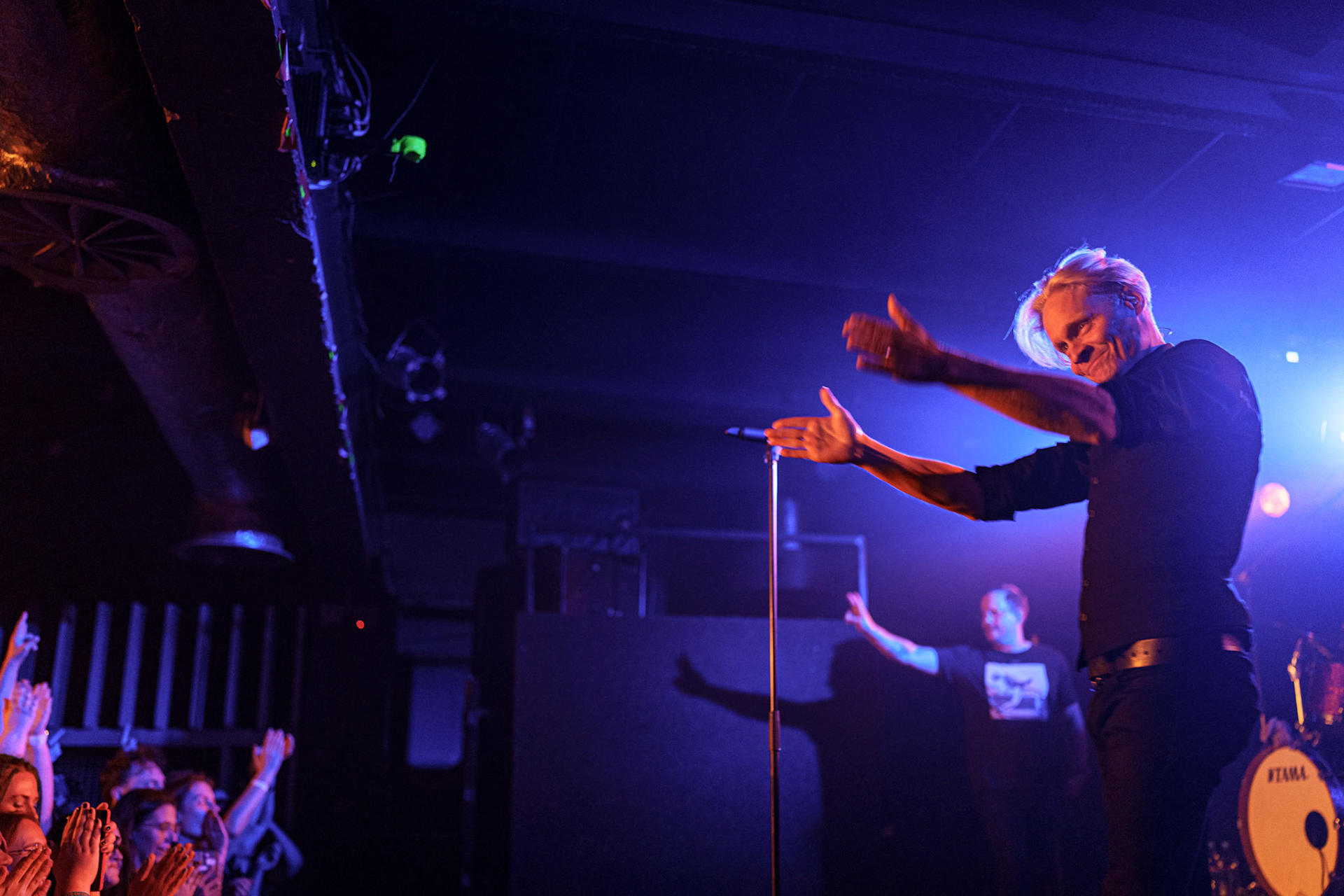 2023.09.04 Poets of the Fall - Warszawa, klub Proxima. To już 20 lat od kiedy rockowy zespół Poets of the Fall odnosi sukcesy na międzynarodowej scenie. Z tej okazji zespół wyrusza w trasę jubileuszową, która obejmie też Polskę. Grupa zagrała w warszawskiej Proximie 4 września 2023 roku. Produkcja Fource.pl  fot. Andrzej Wasilkiewicz/kaziq.com