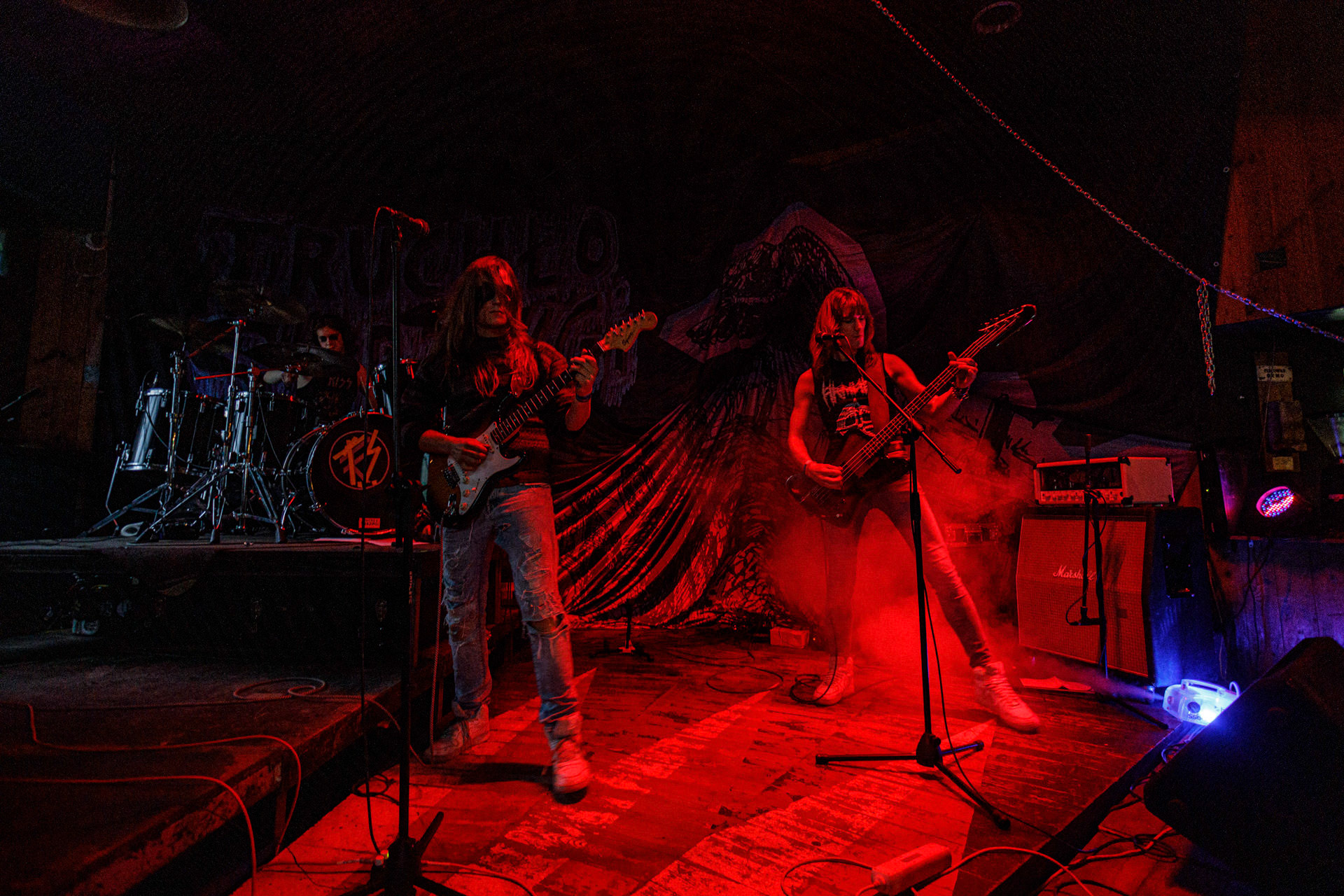 WIELKI MROK (mistyczny black, czarny punk)w składzie:Piącha - bas Czacha - perkusja Szrama - gitara i wokalLokalni wyjadacze od tanich gitar. Maanam dla fanów TANK. Watain dla fanów Budki Suflera. Piją, palą, konia walą i mają w dupie. Czyli tak jak my wszyscy.Produkcja Left Hand Soundsfot. Andrzej Wasilkiewicz/kaziq.com