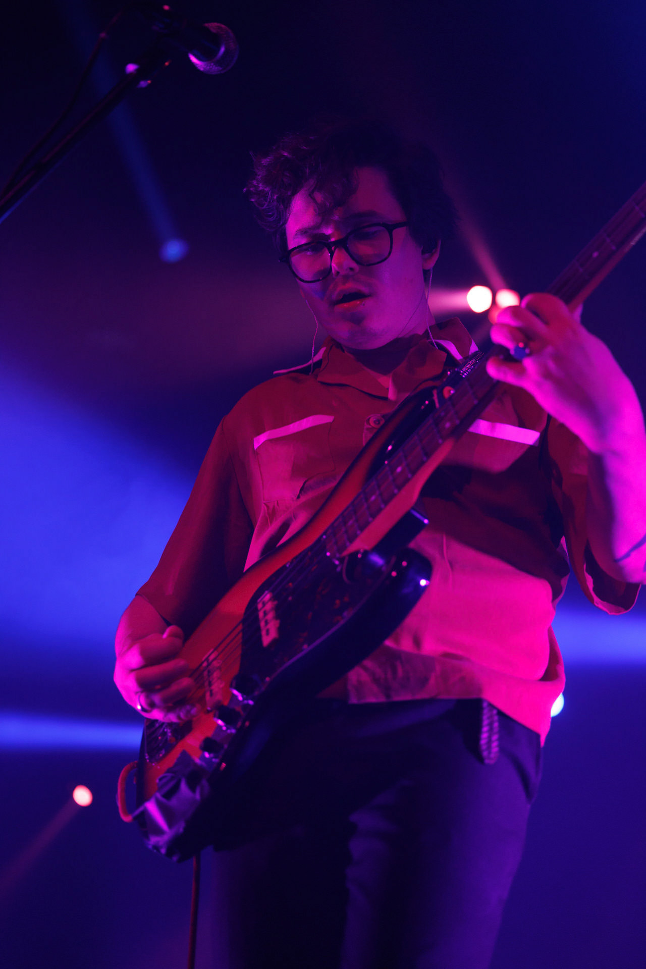 18.12.2021 Karas Rogucki - koncert klub Stodoła - Warszawan/z Kuba Karas - wokal bass,Alternatywny pop, Kayax, Ostatni bastion romantyzmu, fot. Andrzej Wasilkiewicz/Reporter