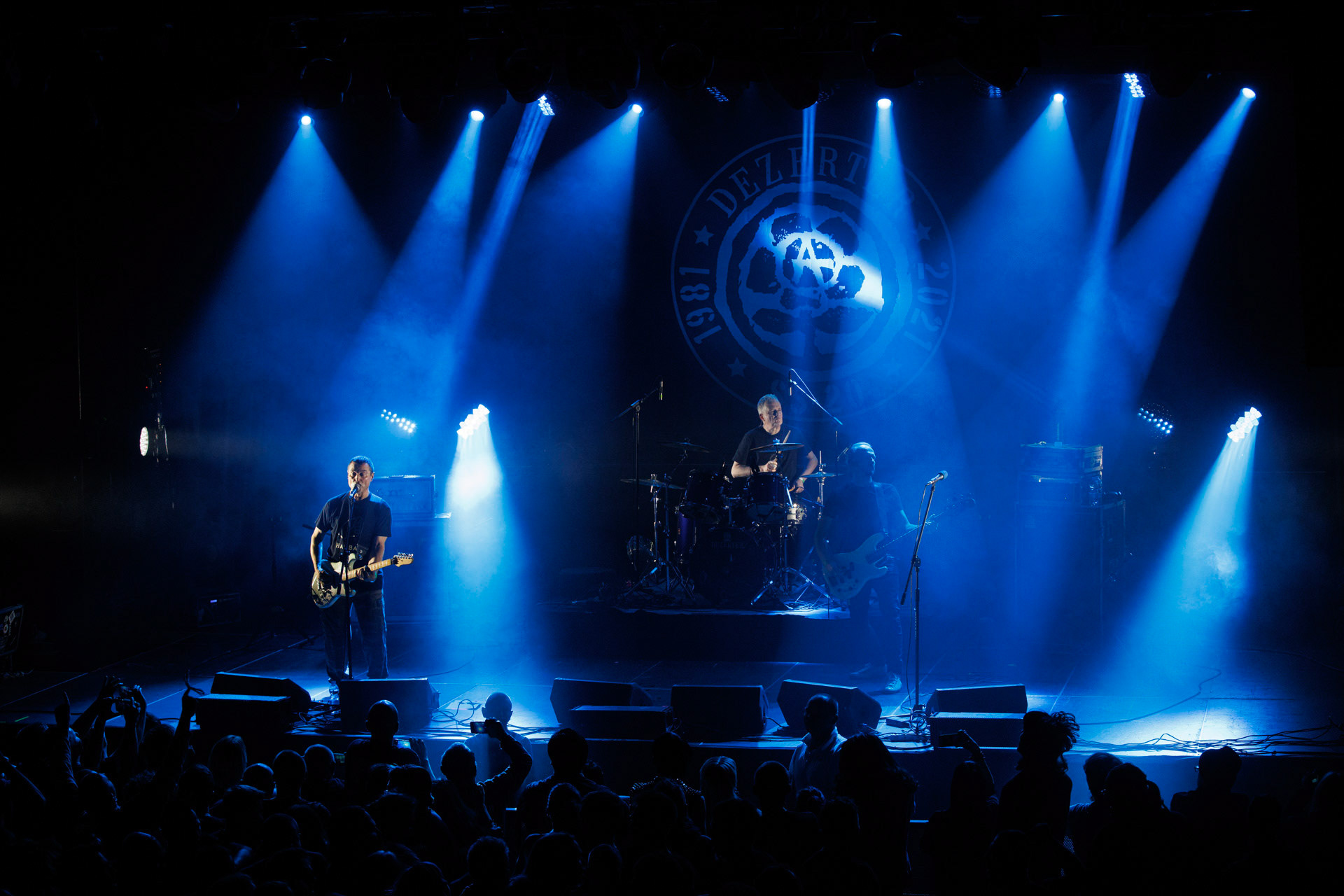 16.11.2021 Dezerter - 40 lecie,koncert Warszawa Palladium. N/z Robert Robal Matera gitara, N/z Krzysiek Grabowski perkusja,N/zJacek Chrzanowski bass, Dezerter, SS20, Punk, Punkrock, hardcore, rock.fot. Andrzej Wasilkiewicz/REPORTER