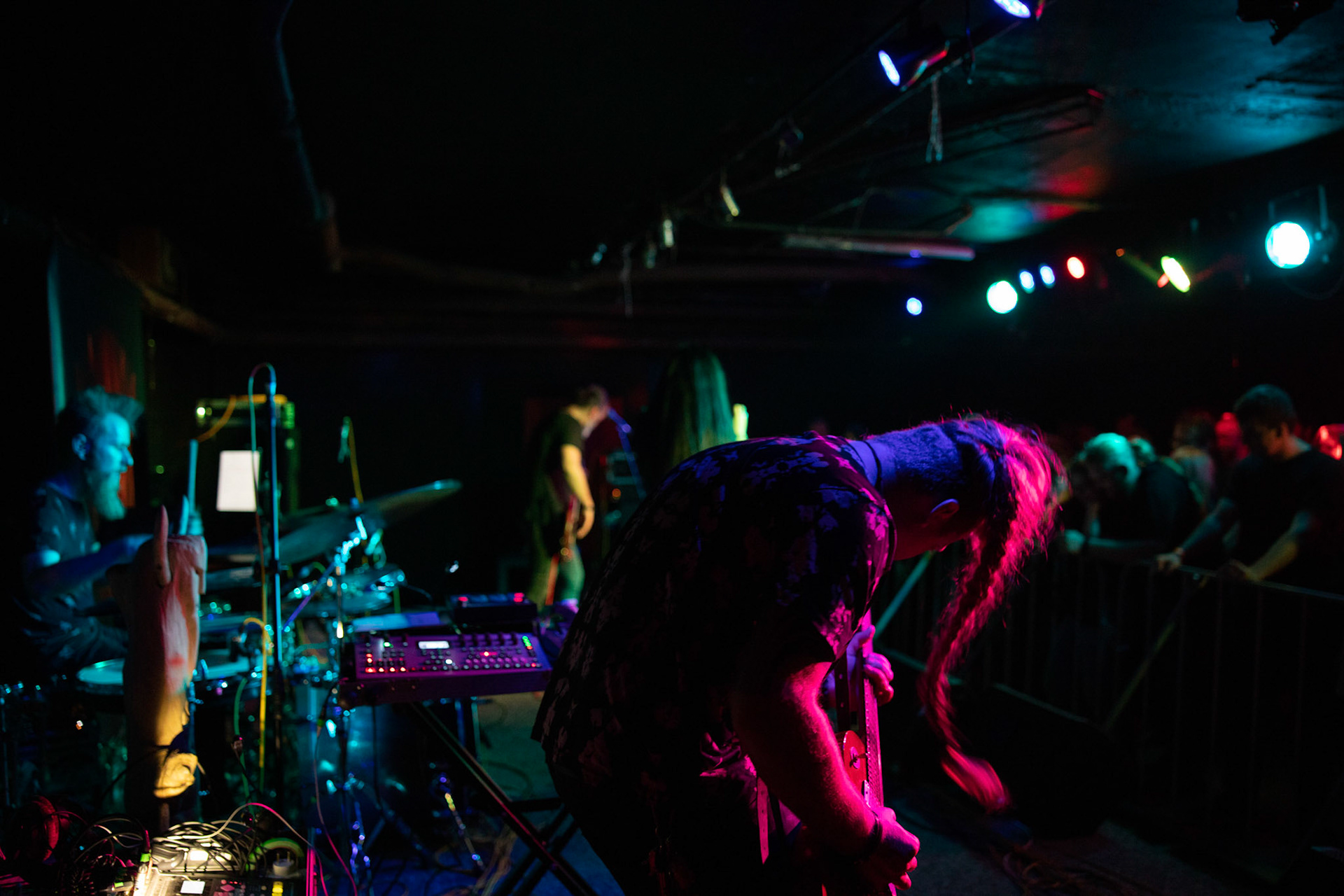 Hetane - rock alternatywny, trip-hop, muzyka elektroniczna,
MAGDA OLEŚ - wokale, teksty,
ŁUKASZ /JELEŃ/ POL - gitara, klawisze, elektronika,
REM KARPIENKO - bass,
MICHAŁ LANGE- perkusja,
Warszawa, klub Potok Drugi Dom Ludzi Rocka,
fot. Andrzej kaziq Wasilkiewicz