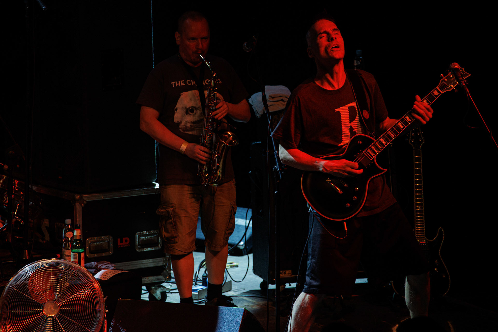 30.11.2021 koncert Dog Eat Dog - USA - hardcore, punkrock, rap, metal, hip hop, reggae, soul, funk,n/z Roger Hammerli (guitar),n/z Bozez (sax &amp; beer),koncert Warszawa, Progresja 25 lat albumu Play Games -  Dog Eat Dog.fot. Andrzej Wasilkiewicz/Reporter