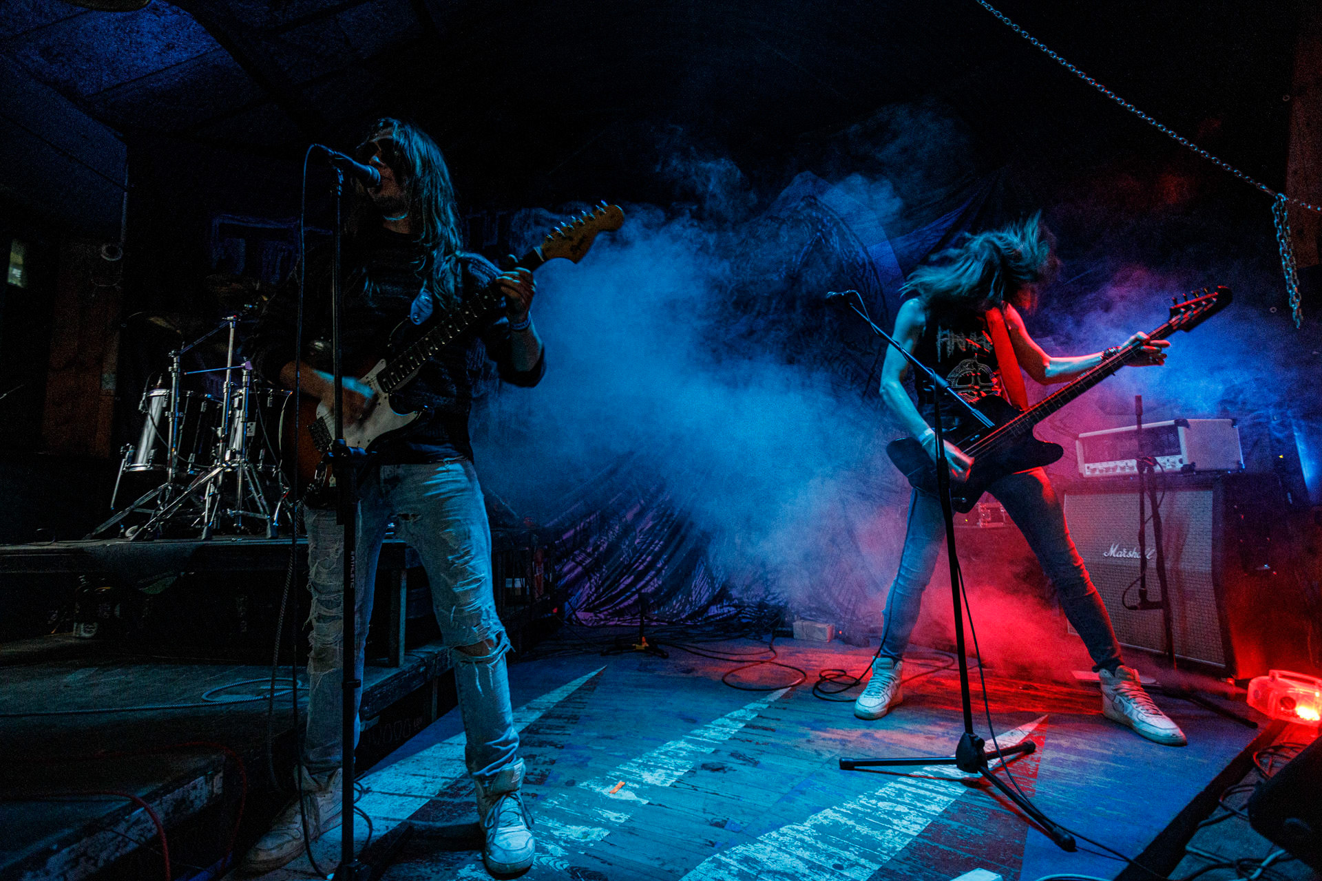 WIELKI MROK (mistyczny black, czarny punk)w składzie:Piącha - bas Czacha - perkusja Szrama - gitara i wokalLokalni wyjadacze od tanich gitar. Maanam dla fanów TANK. Watain dla fanów Budki Suflera. Piją, palą, konia walą i mają w dupie. Czyli tak jak my wszyscy.Produkcja Left Hand Soundsfot. Andrzej Wasilkiewicz/kaziq.com