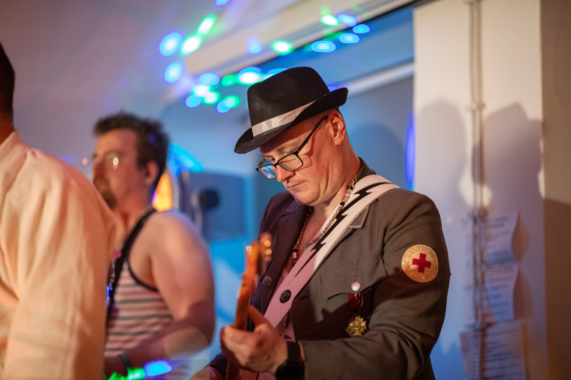 The Novorodkens, koncert w Warszawie, Dj Szneptuch – szczebiot czołowy, bas, chórki, sample, batuta i szpicrutaMagister Hitler – bas, wokaliza, chórki, gitara rytmiczna, najebkaDoktor PajHIVo – bębny, bongosy, gitara solowa, umiejętności wokalne, chórkiProfesor Gówniarz – lewizna wokalna, zwięzła i chóralna, wyprowadzanie ciosówProdziekan Pinglarz – uprawomocniony głos ścisły tudzież kantor, cytaty z brewiarzaInżynier Królewicz – gitara rytmiczna, solowa, przypowieści, świergoty i treleDocent Niedziwara – melodyka, chórki, kwilenia i jęki, odczynianie uroków, gusłaMrówka - perkusja,Hacrmistrz Gruczoł – walka z upośledzeniem, choreografia i obsługa gastronomiczna