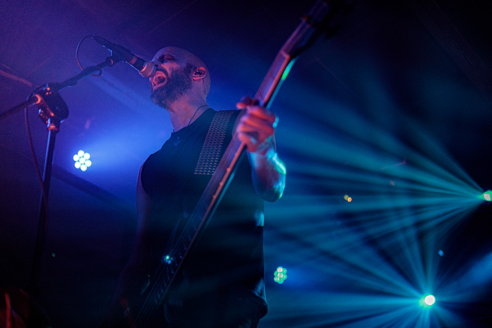 21.10.2022 𝗪𝗢𝗟𝗩𝗘𝗦 𝗜𝗡 𝗧𝗛𝗘 𝗧𝗛𝗥𝗢𝗡𝗘 𝗥𝗢𝗢𝗠 - klimatyczny black metal,  zespół braci Nathana i Aarona Weaverow. Powstal w 2002 roku w Olympia w stanie Waszyngton.  W amerykanskim sercu natury, gor, lasow i jezior, przyroda przeklada sie na atmosfere muzyki WITTR, w ktorej poza blackowymi, jest miejsce na elementy transowe i ambientowe. Wolves In The Throne Room gra bez makijazy, bez kapturow i masek, przy swietle plomieni, co tworzy aure swoistego muzycznego rytualu. Nathan Weaver – guitar, lead vocals,Aaron Weaver – drums, bass, synthesizers,Kody Keyworth – guitar, vocals, Produkcja Knock Out Productions,fot. Andrzej Wasilkiewicz/Reporter