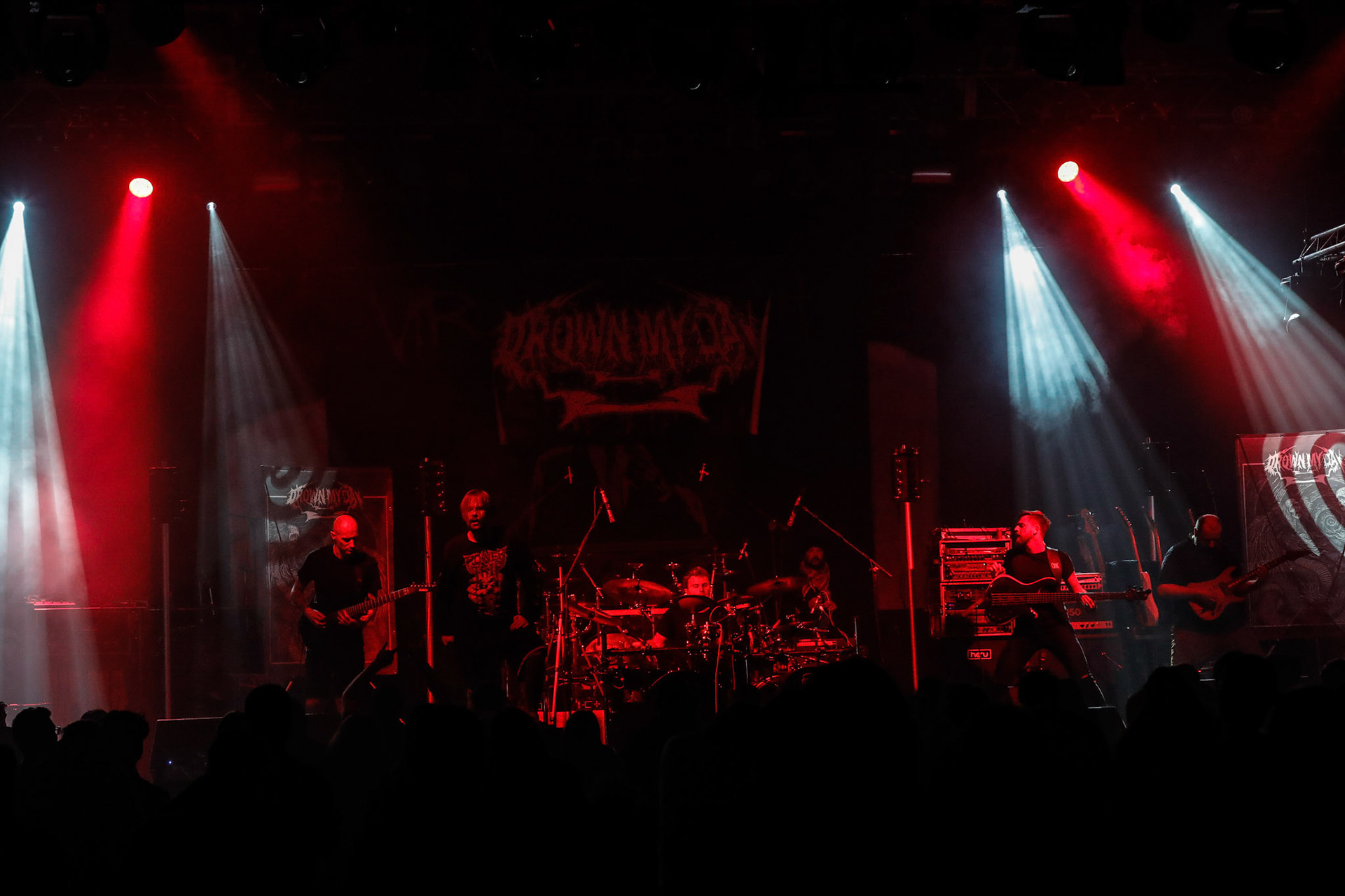 30.11.2018 Knock Out Tour 2018 - Warszawa Progresja - DROWN MY DAY deathcore, metalcore, death metal, 

Maciek "Groov" Korczak wokal, 
Arkadiusz Antosz gitara basowa, 
Sergiusz Smolnicki gitara, 
Sławomir Wojtas gitara, 
Kuba Homik perkusja, fot. Andrzej Wasilkiewicz/Reporter