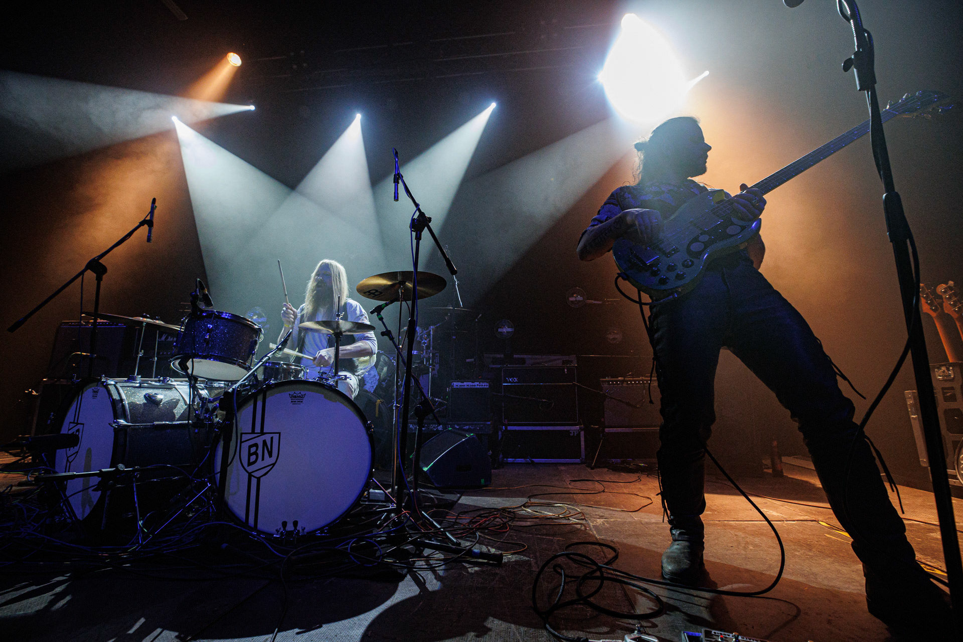 22.01.2022 - Taraban - support Me And That Man, warszawska Progresja.n/z Daniel Suder - wokal, gitara basowa,n/z Kris Gonda - perkusja,Taraban to krakowskie power-trio, bluesa, prog-rocka oraz proto-metal.fot. Andrzej kaziq Wasilkiewicz/Reporter