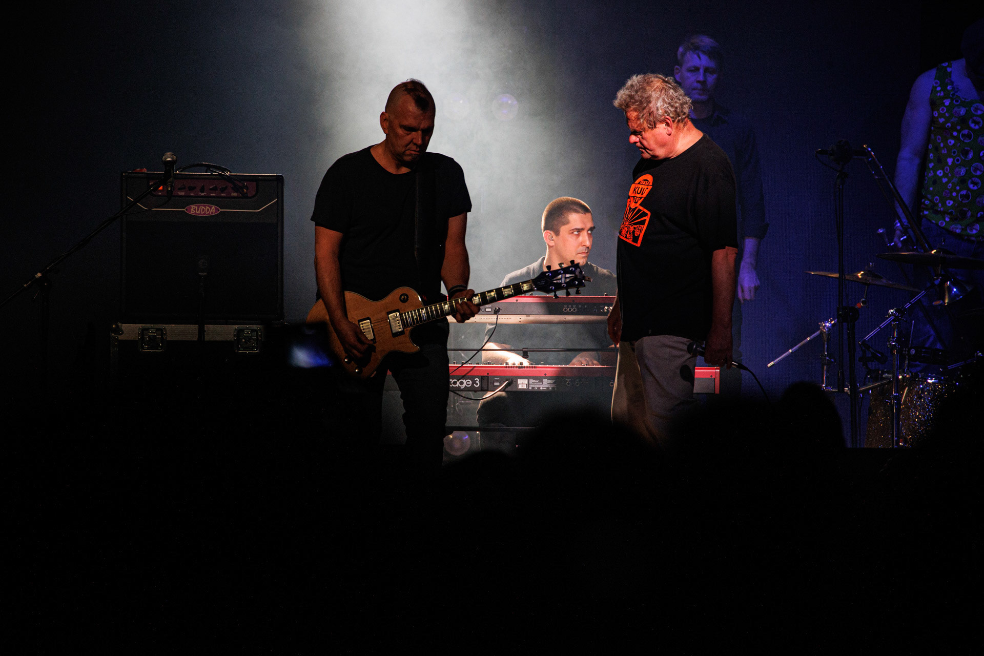 15.01.2022 KULT - koncert Pomaranczowa Trasa 2021/2022 - Warszawa Stodoła, Kult konczy w doskonalej formie przeniesiony z jesieni ostatni koncert Pomaranczowej Trasy 2021, publicznosc nie zawiodla, pelna sala.   n/z Tomasz Goehs perkusja,Rock, rock progresywny, rock alternatywny, punk, nowa fala, polski rock.fot. Andrzej kaziq Wasilkiewicz/Reporter