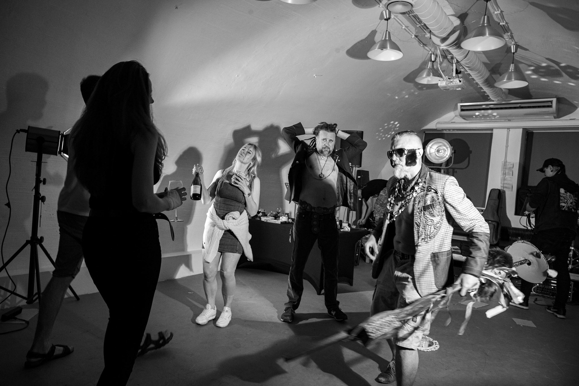 The Novorodkens, koncert w Warszawie, Dj Szneptuch – szczebiot czołowy, bas, chórki, sample, batuta i szpicrutaMagister Hitler – bas, wokaliza, chórki, gitara rytmiczna, najebkaDoktor PajHIVo – bębny, bongosy, gitara solowa, umiejętności wokalne, chórkiProfesor Gówniarz – lewizna wokalna, zwięzła i chóralna, wyprowadzanie ciosówProdziekan Pinglarz – uprawomocniony głos ścisły tudzież kantor, cytaty z brewiarzaInżynier Królewicz – gitara rytmiczna, solowa, przypowieści, świergoty i treleDocent Niedziwara – melodyka, chórki, kwilenia i jęki, odczynianie uroków, gusłaMrówka - perkusja,Hacrmistrz Gruczoł – walka z upośledzeniem, choreografia i obsługa gastronomiczna