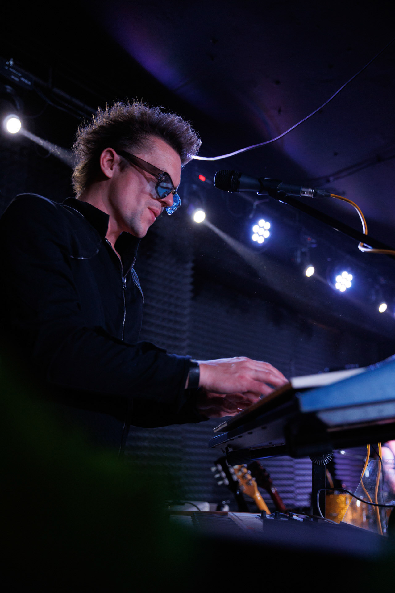 12.11.2021 Lipali - koncert Warszawa klub Remont.Najnowszy album „MOSTY, RZEKI, LUDZIE”.n/z Roman Bereźnicki - gitara, klawisze, wokal, Rock, rock progresywny, rock alternatywny, polski rock.fot. Andrzej kaziq Wasilkiewicz/Reporter